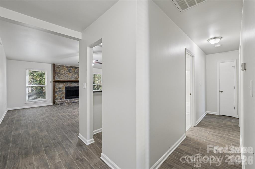 Single Family Residence at 7030 Huntsmaster Drive, Charlotte, photo 5 of 34
