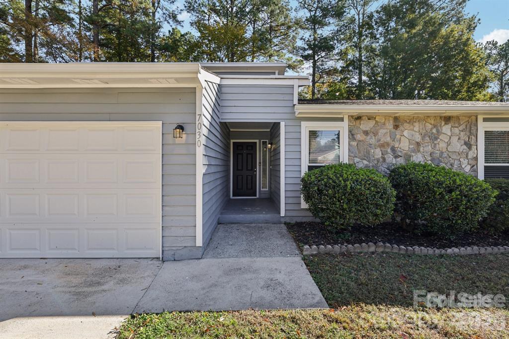 Single Family Residence at 7030 Huntsmaster Drive, Charlotte, photo 14 of 34