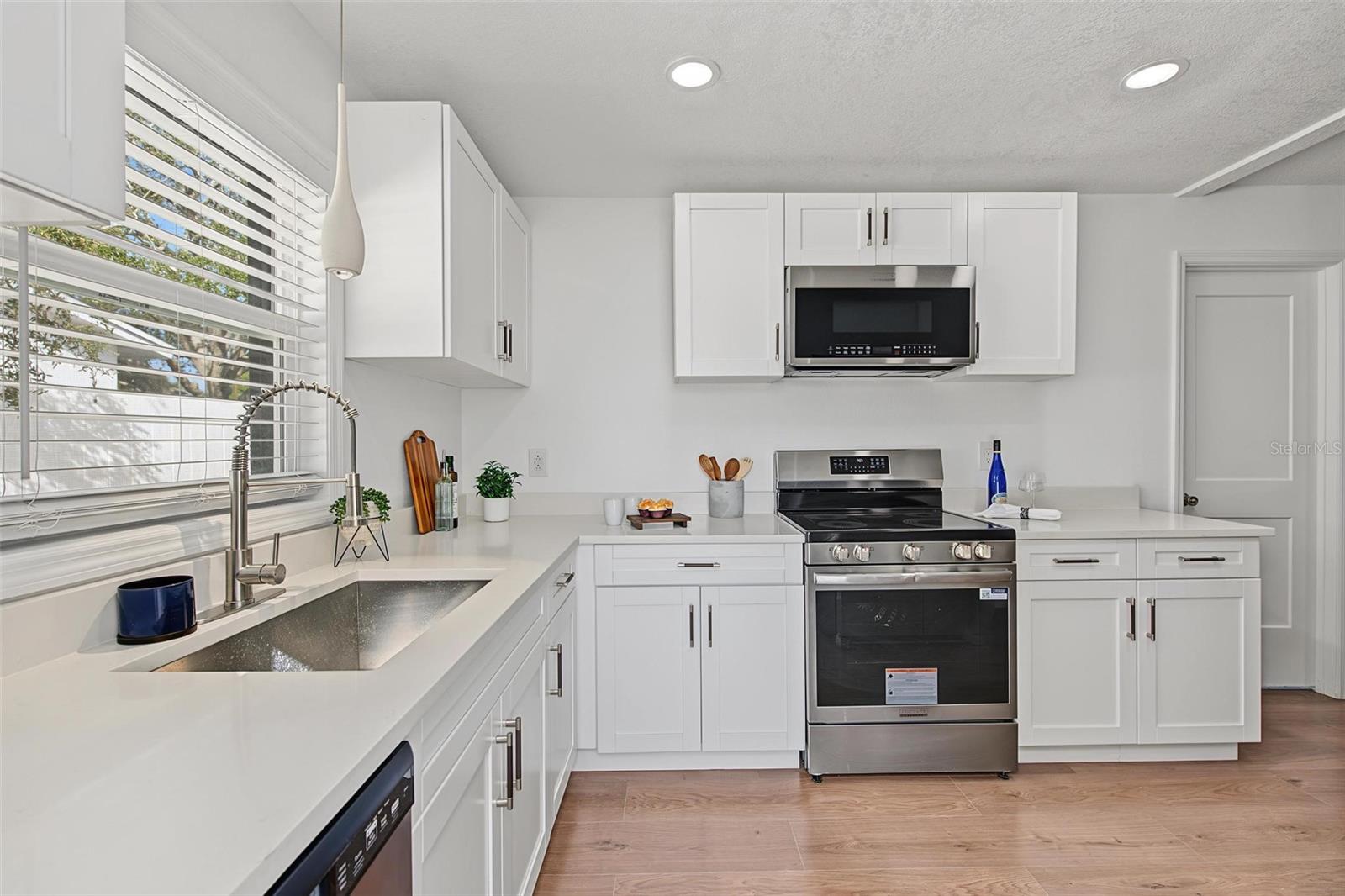 Single Family Residence at 1834 NEW HAMPSHIRE AVE NE, ST PETERSBURG, photo 10 of 45