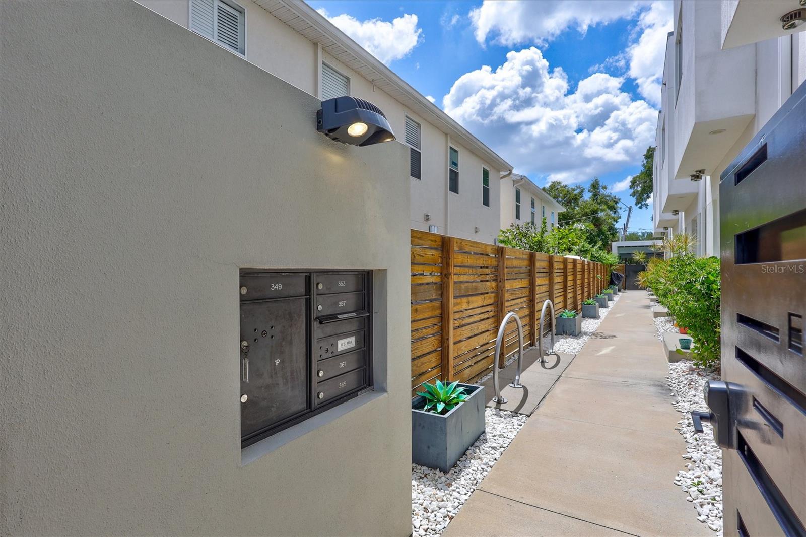 Townhouse at 349 7TH ST S, ST PETERSBURG, photo 4 of 40