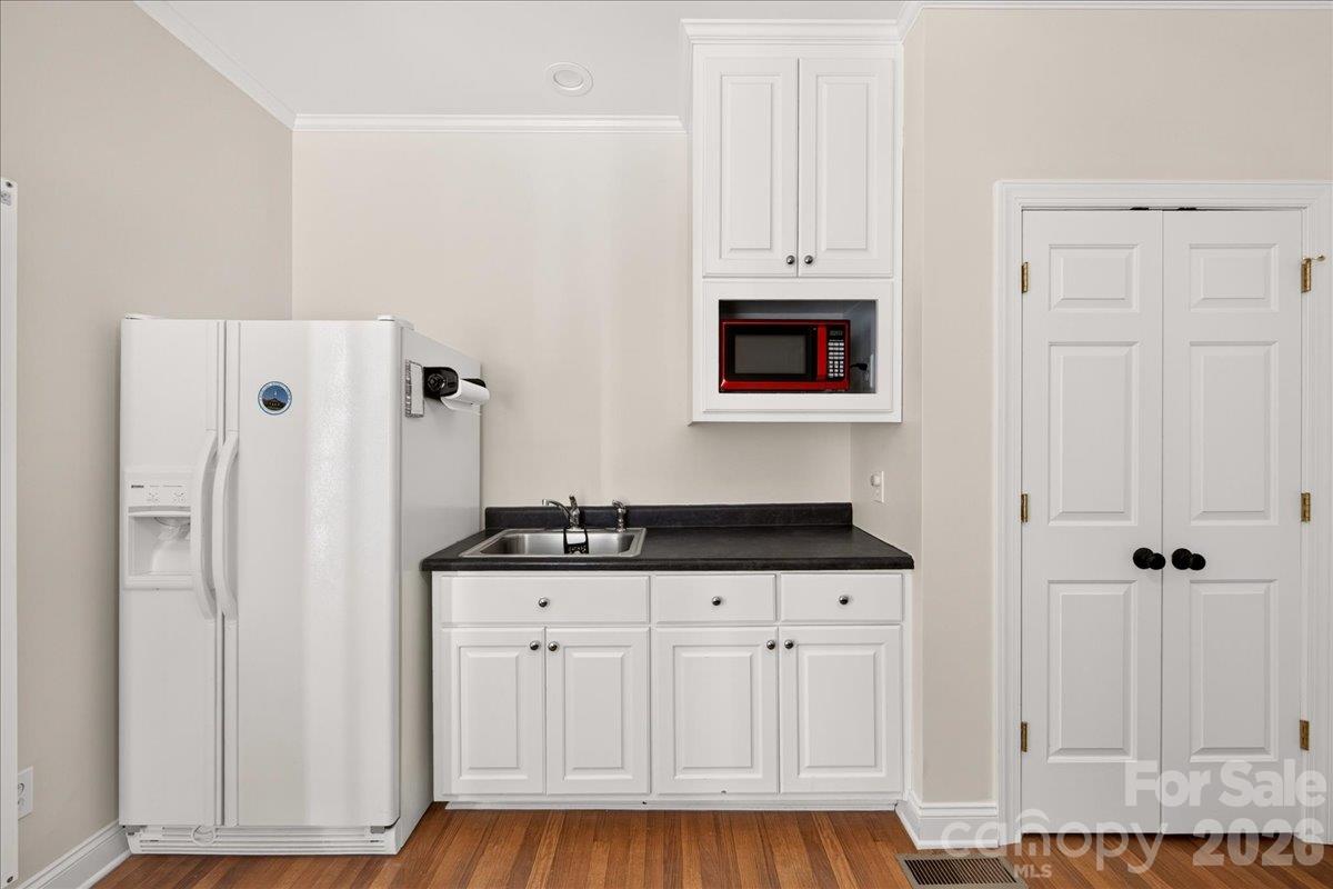 Guests have their own mini kitchen! - 40255 Falconcrest Lane, New London