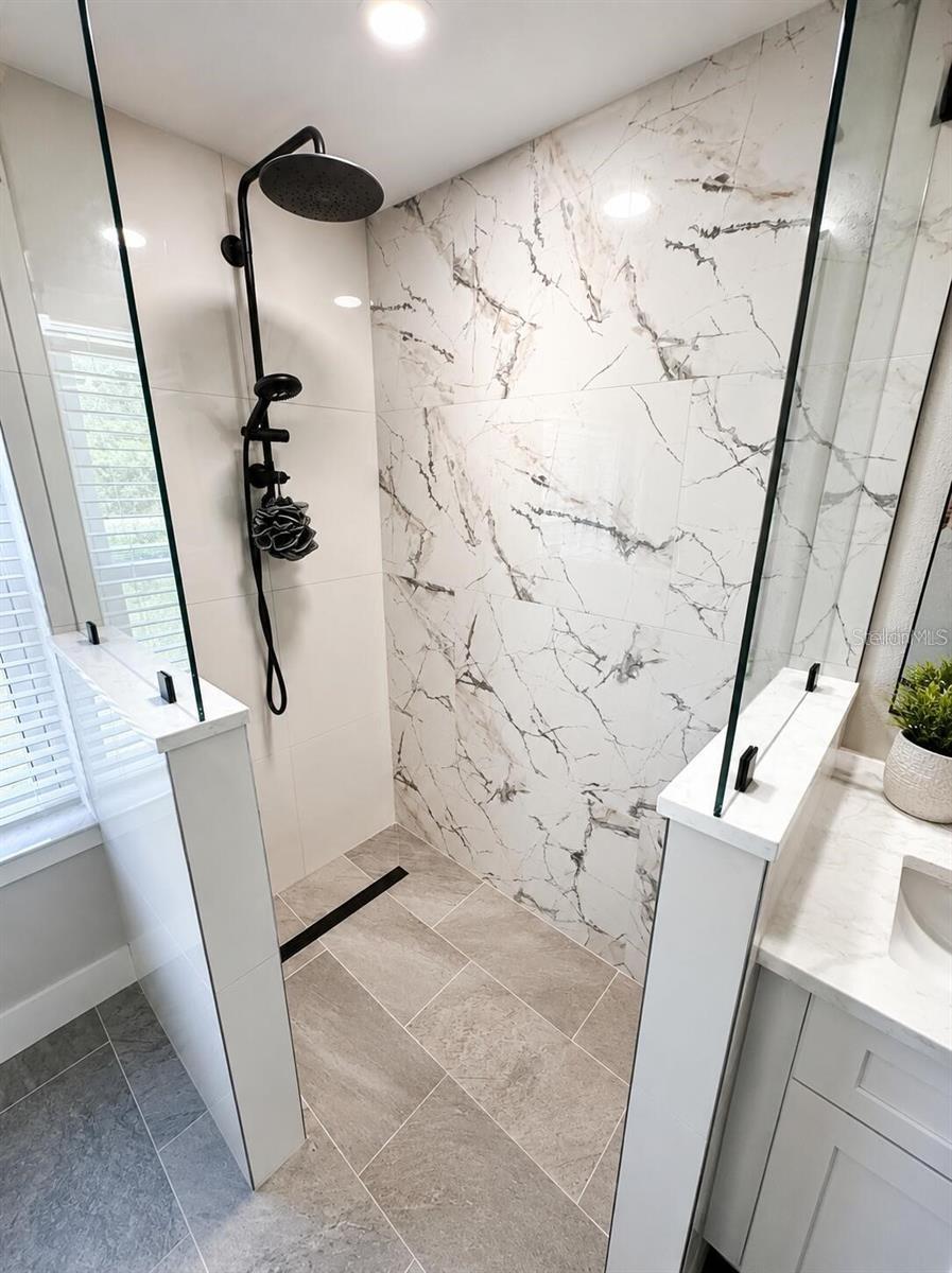 primary bathroom - 14 LAMOYNE LN, PALM COAST