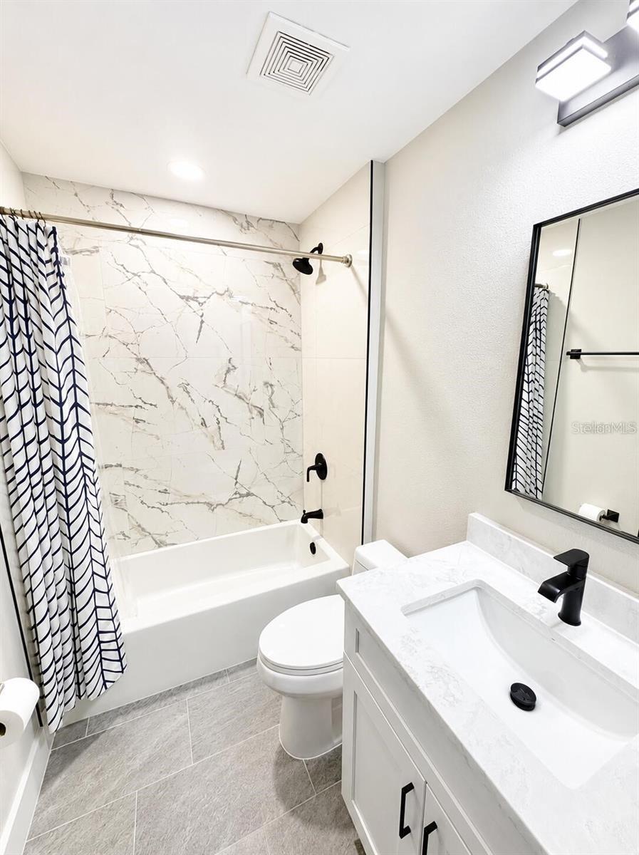 second bath full tub tile floors - 14 LAMOYNE LN, PALM COAST