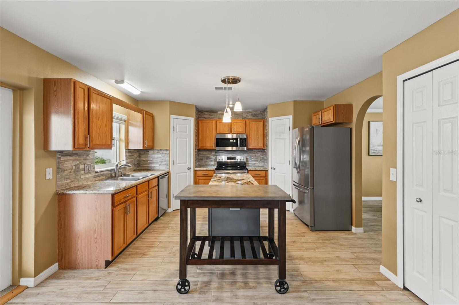 Island Kitchen - Granite Countertops - 6052 KALEY DR, WINTER HAVEN