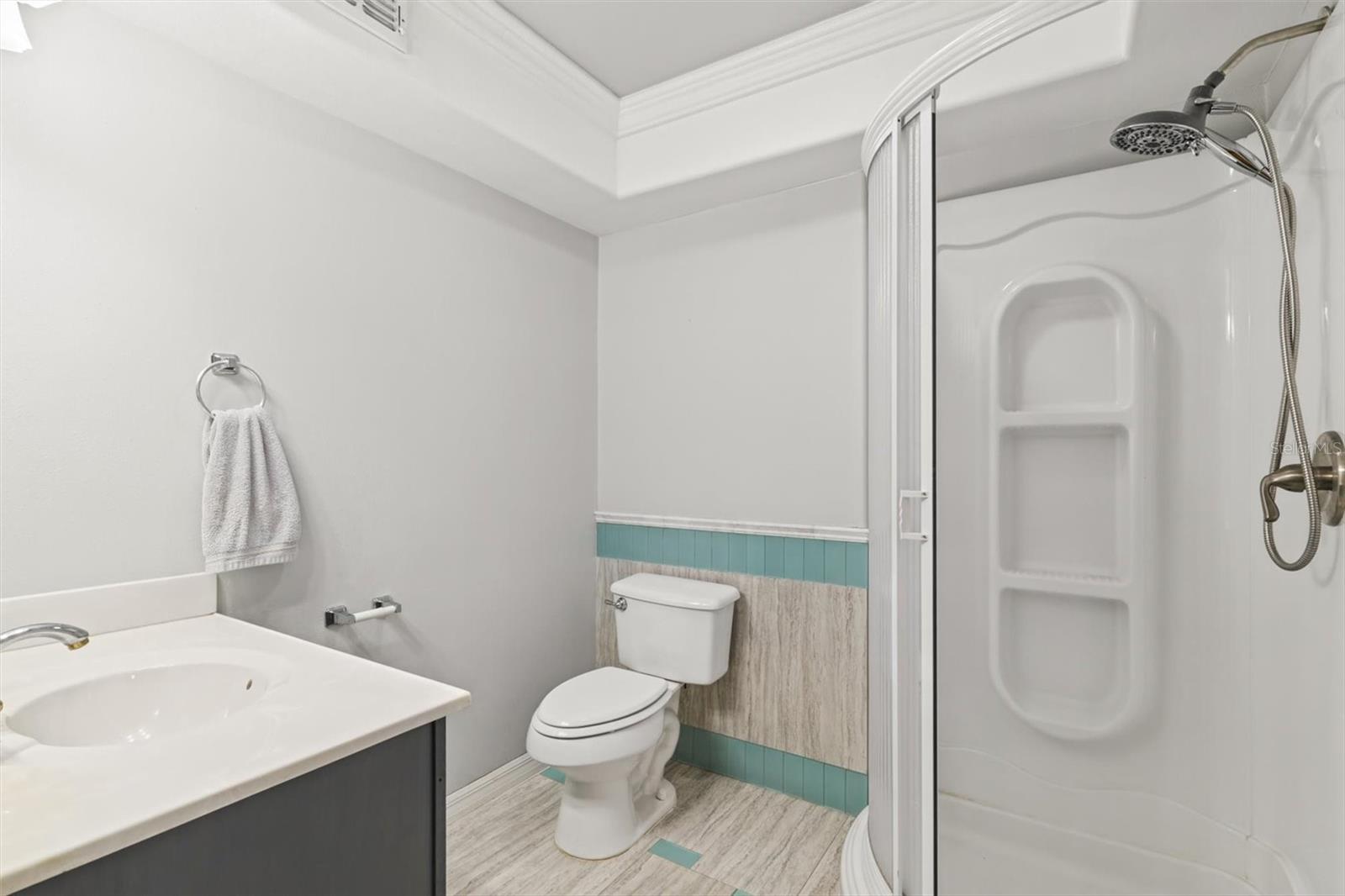 Guest Bathroom - 6052 KALEY DR, WINTER HAVEN