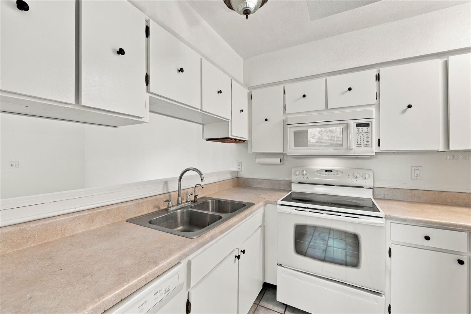 Townhouse at 1896 CLEARBROOKE DR, CLEARWATER, photo 7 of 29