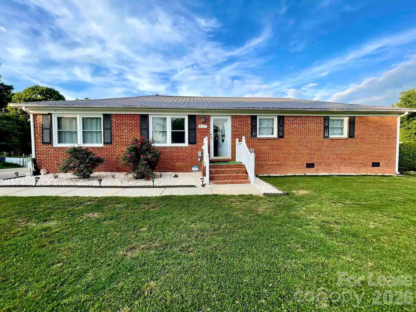 Single Family Residence at 3117 Smith Farm Road, Matthews, photo 2 of 29