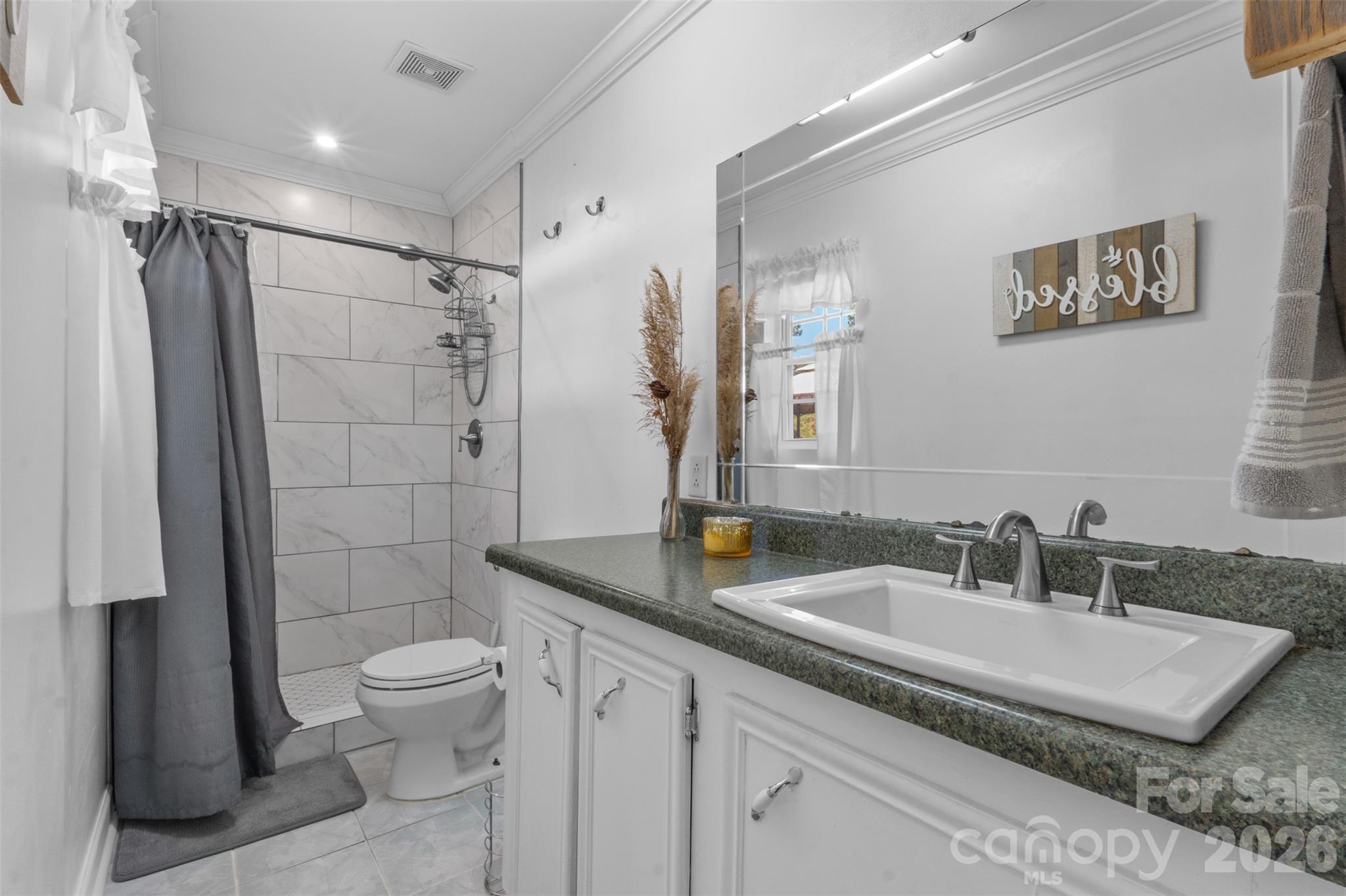 Private Primary Bathroom - 4576 Kincaid Bridge Road, Winnsboro