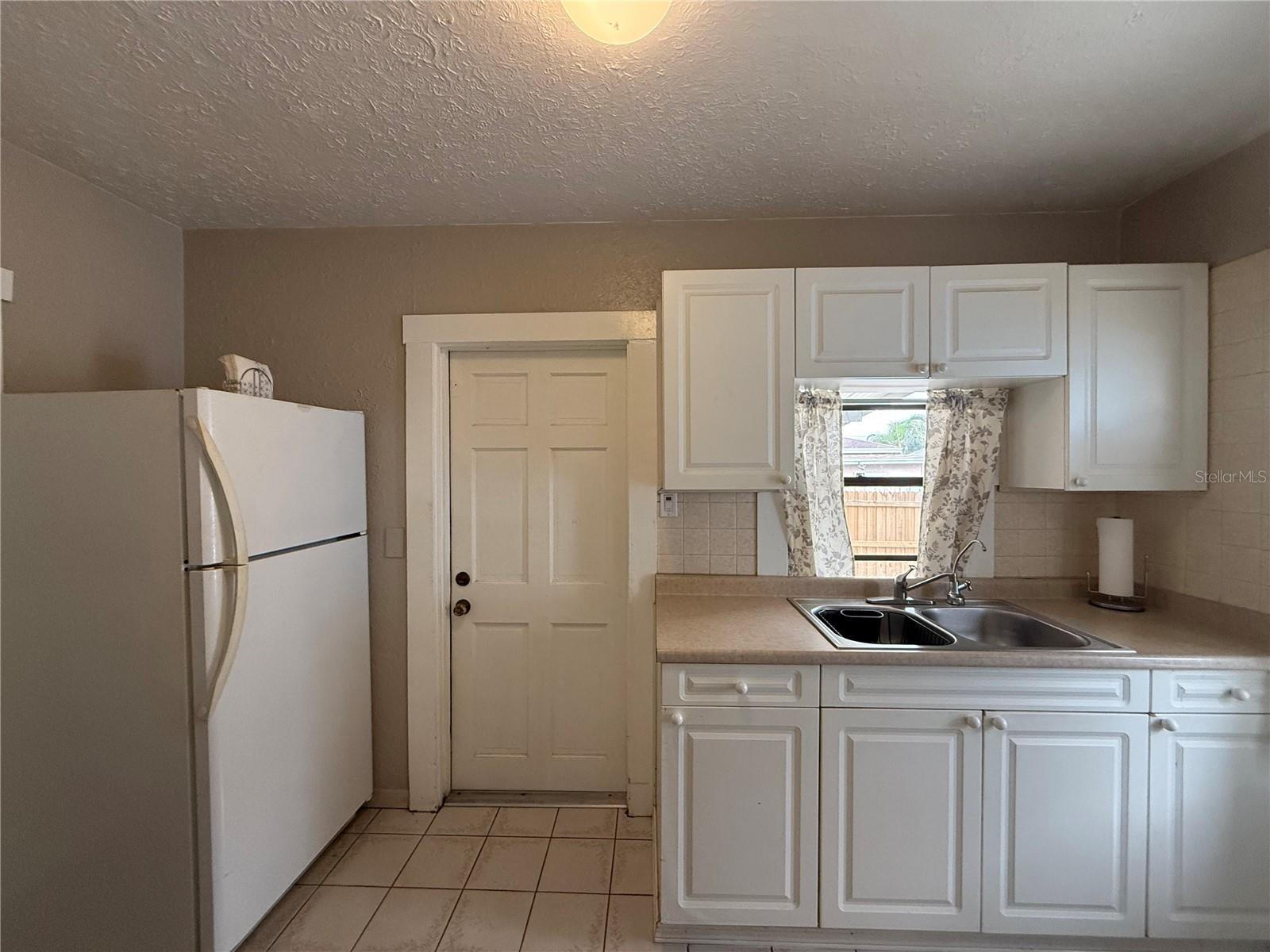 Single Family Residence at 2933 W WALNUT ST, TAMPA, photo 8 of 22