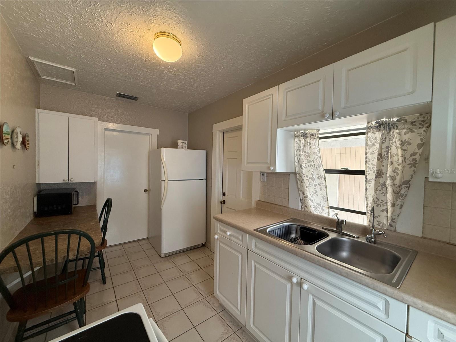 Single Family Residence at 2933 W WALNUT ST, TAMPA, photo 9 of 22