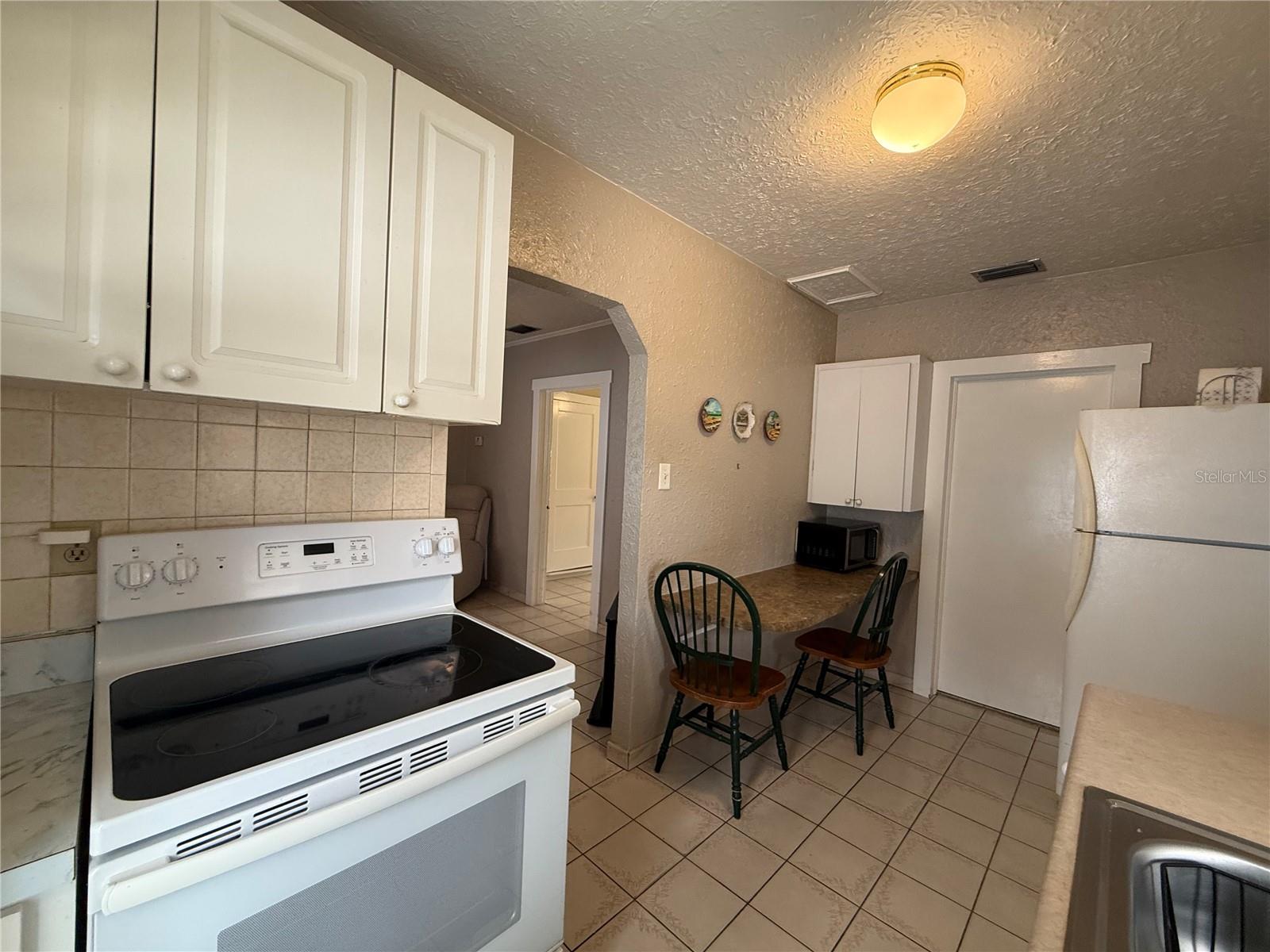 Single Family Residence at 2933 W WALNUT ST, TAMPA, photo 11 of 22
