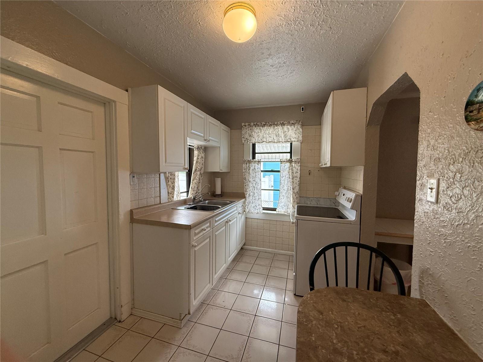 Single Family Residence at 2933 W WALNUT ST, TAMPA, photo 12 of 22