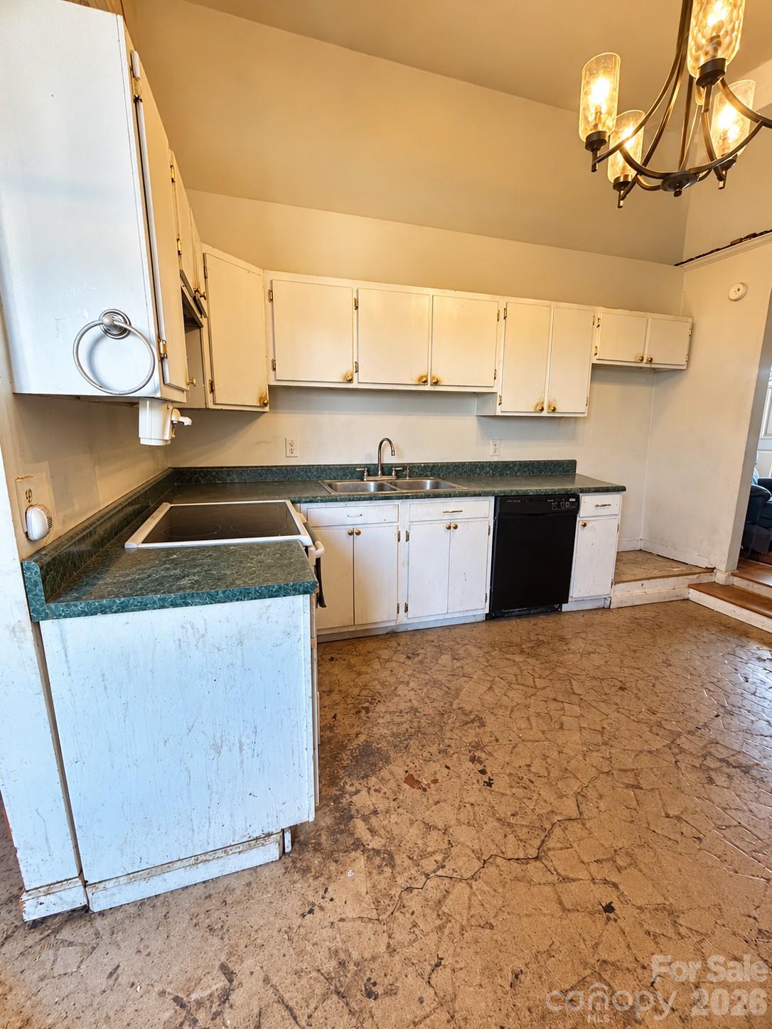 Single Family Residence at 165 Green Circle Drive, North Wilkesboro, photo 5 of 18