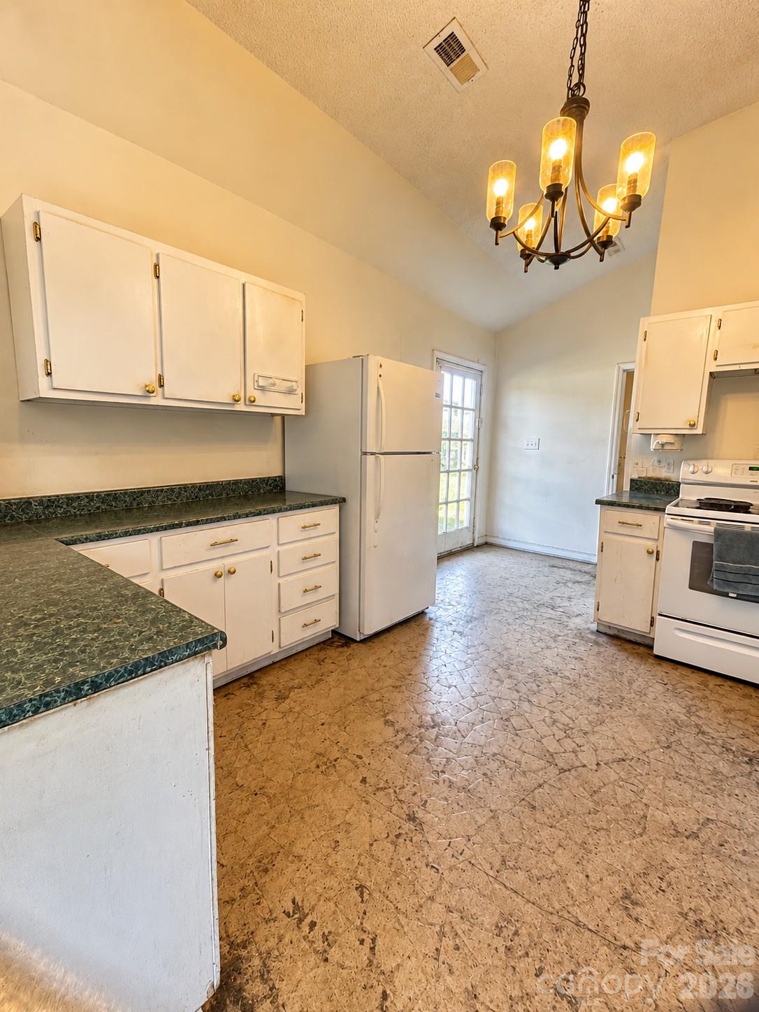 Single Family Residence at 165 Green Circle Drive, North Wilkesboro, photo 6 of 18