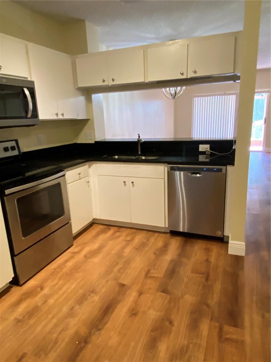 Townhouse at 6006 BAYSIDE KEY DR NE #6006, TAMPA, photo 3 of 16