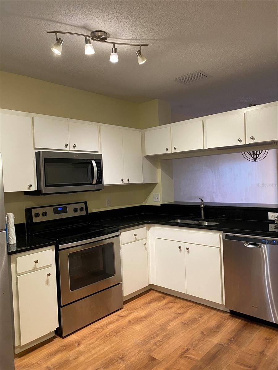 Townhouse at 6006 BAYSIDE KEY DR NE #6006, TAMPA, photo 9 of 16