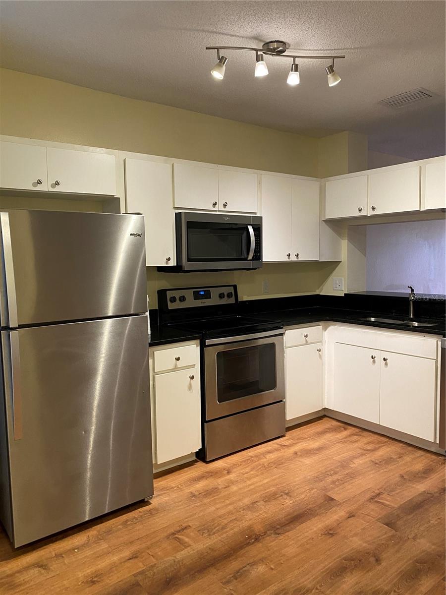 Townhouse at 6006 BAYSIDE KEY DR NE #6006, TAMPA, photo 10 of 16