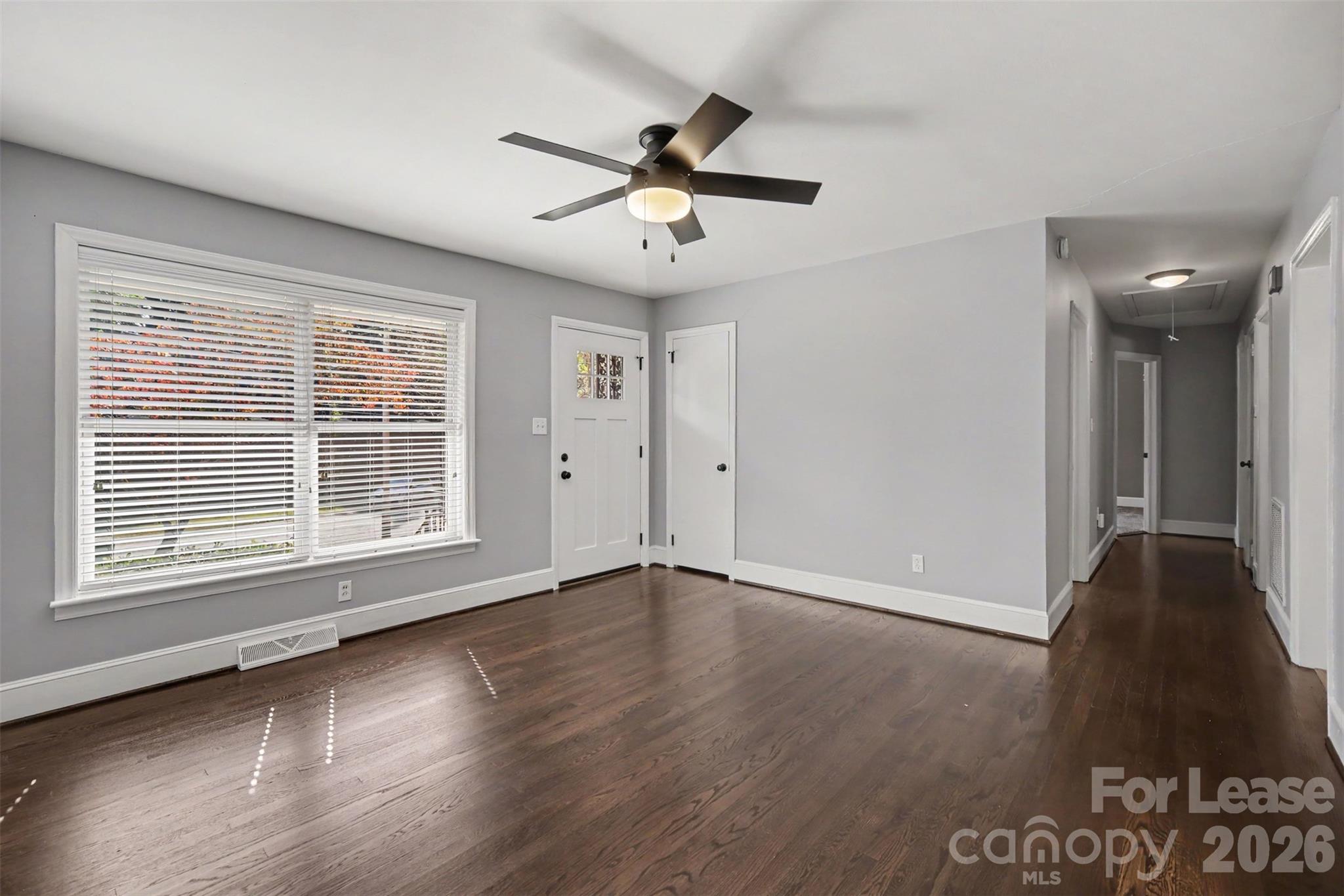 Single Family Residence at 4812 Yardley Place, Charlotte, photo 2 of 17