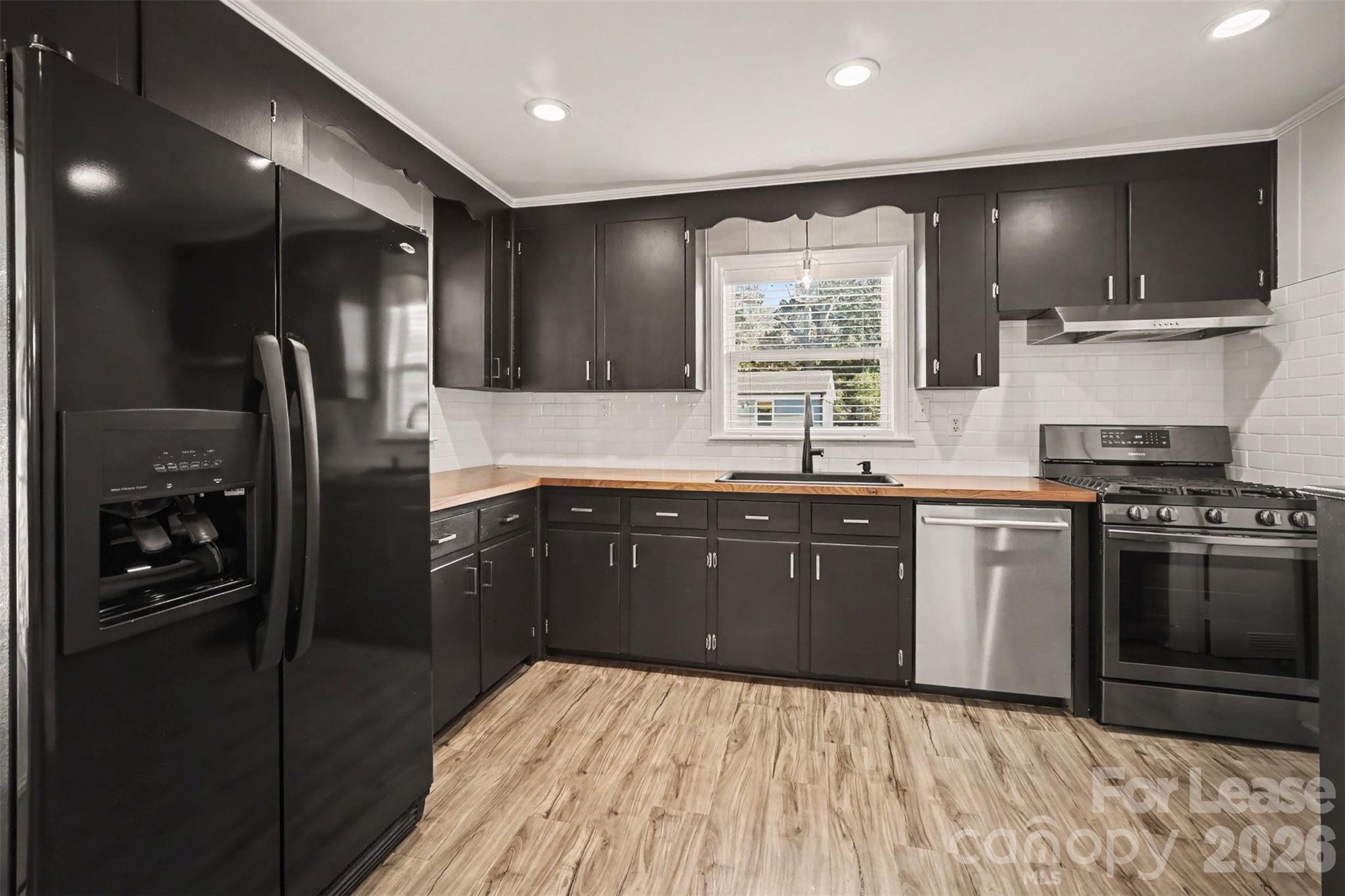 Single Family Residence at 4812 Yardley Place, Charlotte, photo 3 of 17