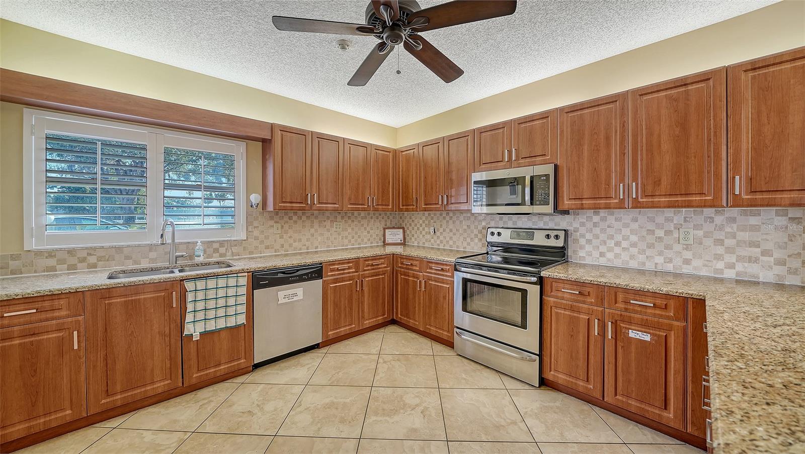 Clubhouse Kitchen - 4550 PINEBROOK CIR #203, BRADENTON