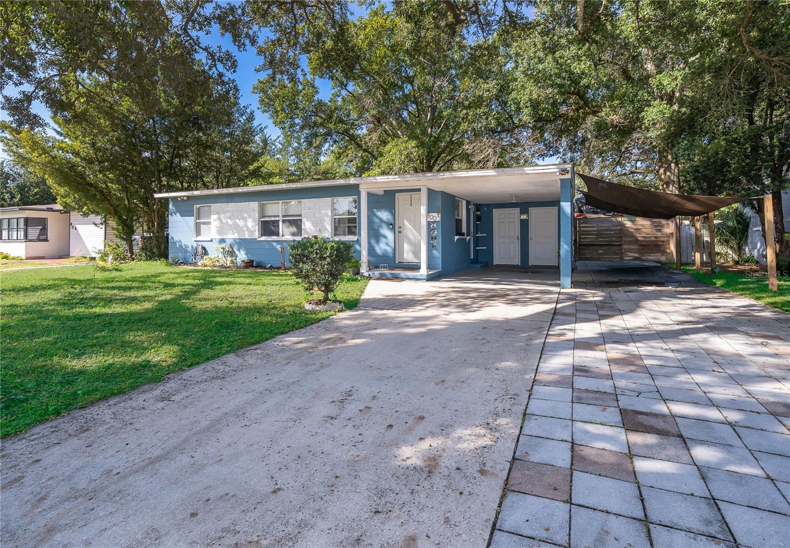 A welcoming driveway leads you to this charming home, surrounded by established landscaping and beautiful greenery. - 800 DORADO AVE, ORLANDO
