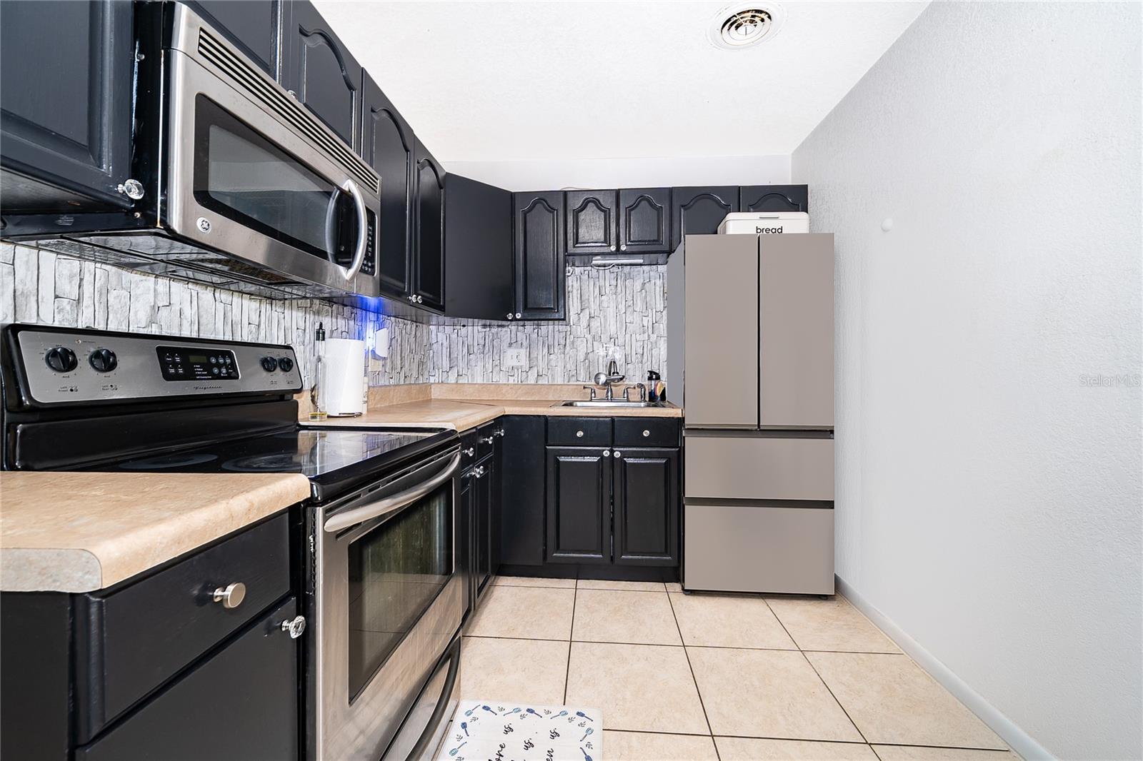 Another look at the kitchen, offering convenient storage, practical workspace, and everything you need for everyday cooking. - 800 DORADO AVE, ORLANDO