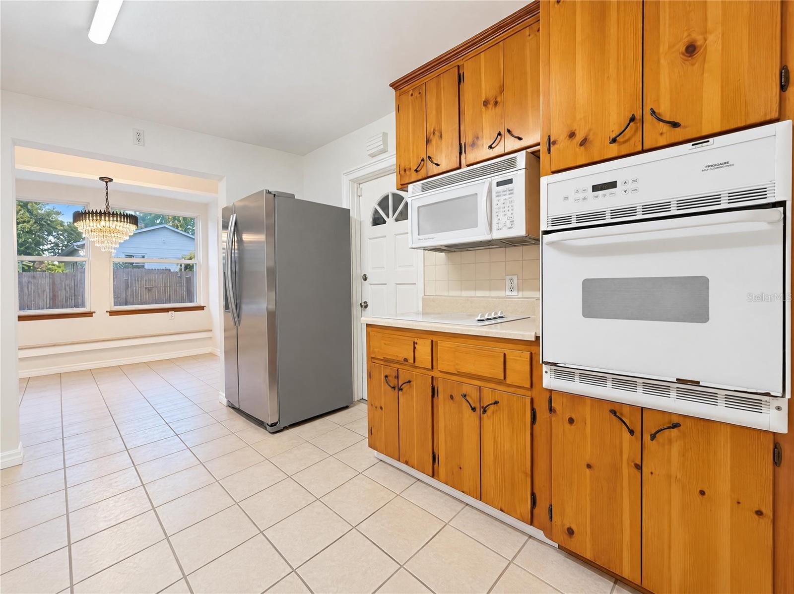 Single Family Residence at 1713 HILLSIDE DR, TAMPA, photo 2 of 23