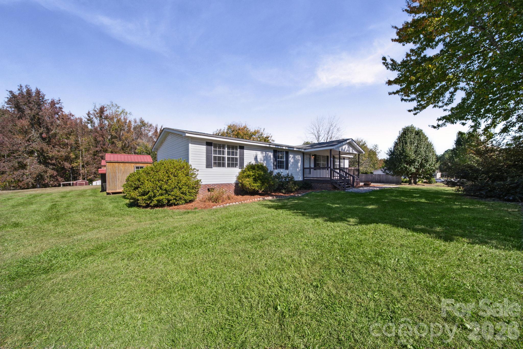 Large Frontyard - 2374 York Highway, York