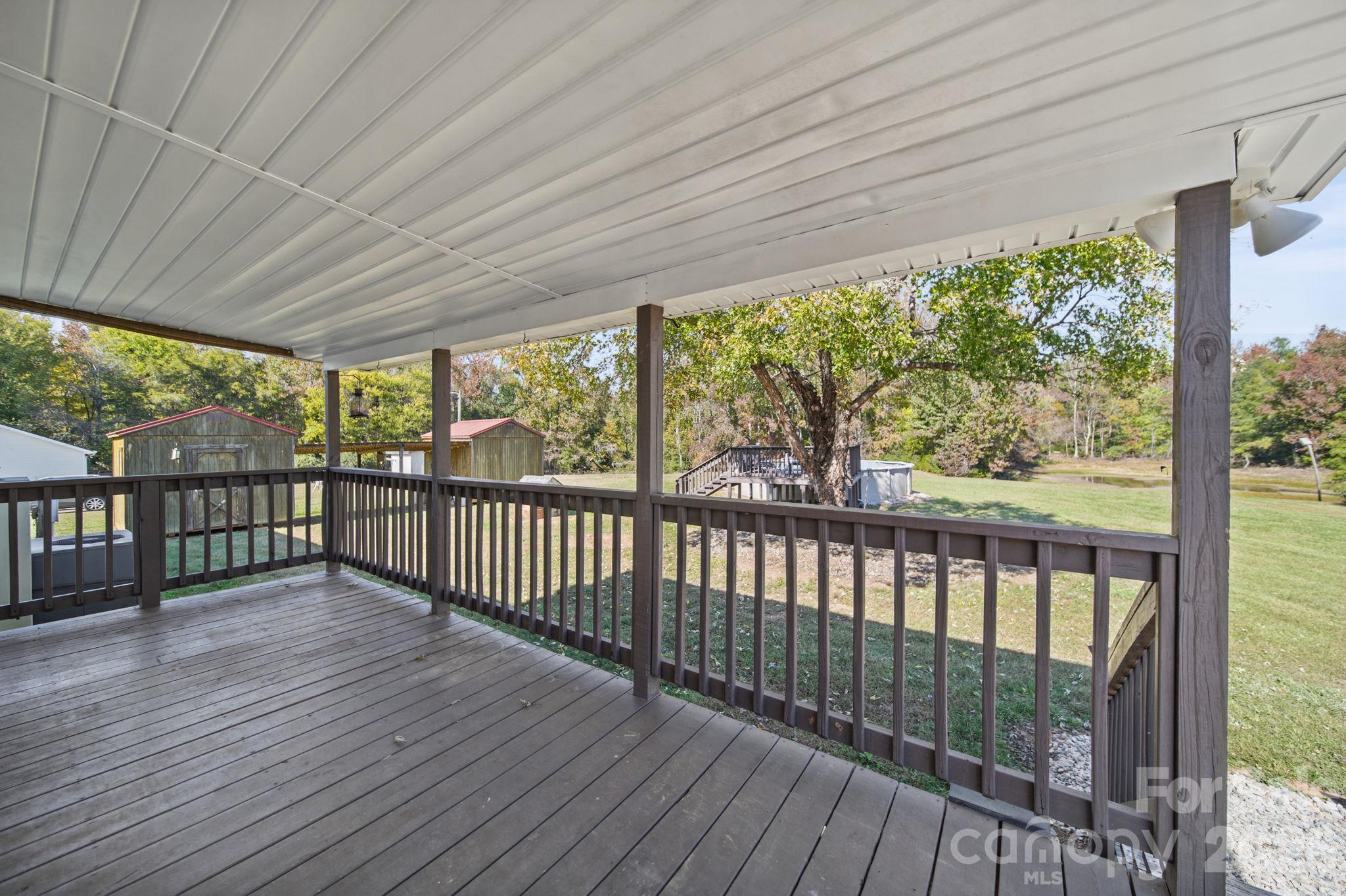 Covered Back Deck - 2374 York Highway, York