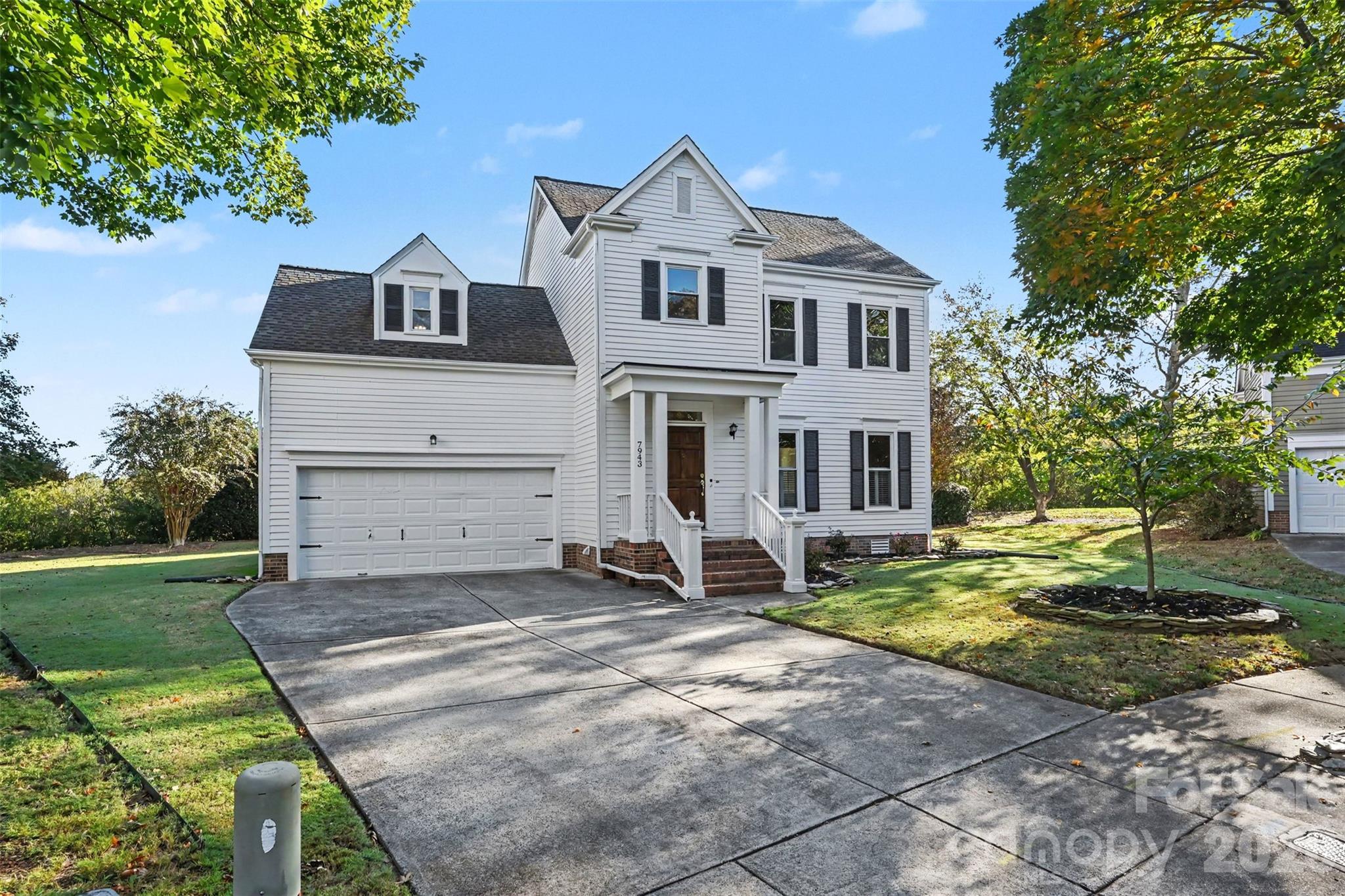 Single Family Residence at 7943 Elphin Court, Charlotte, photo 3 of 36