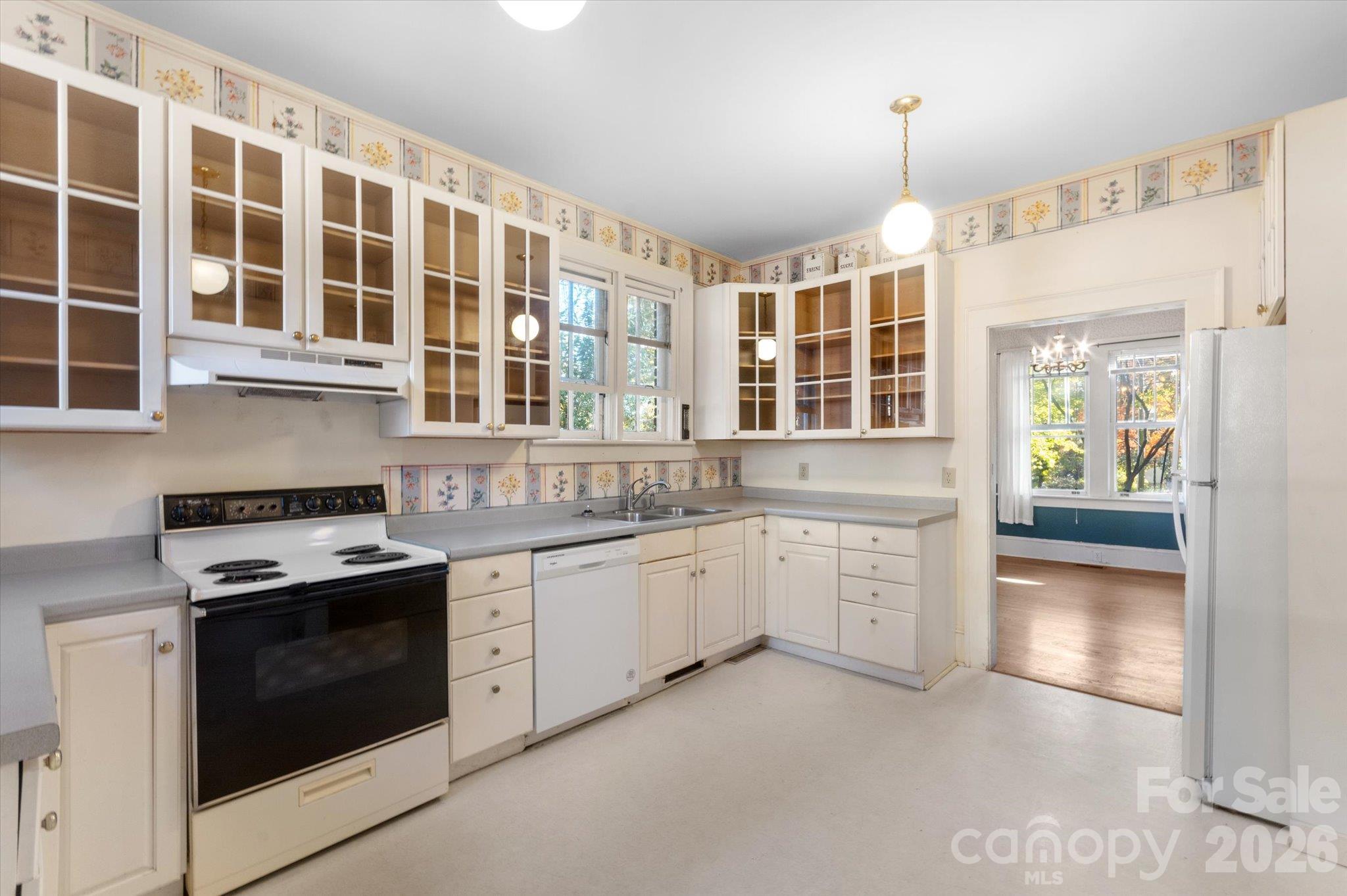 Large kitchen - 1527 Druid Hills Avenue, Hendersonville