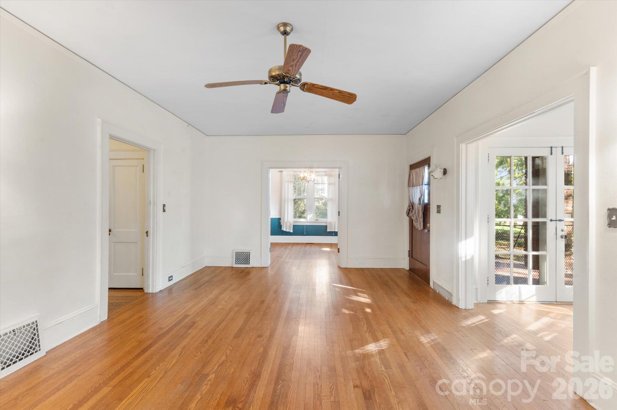 Single Family Residence at 1527 Druid Hills Avenue, Hendersonville, photo 8 of 30