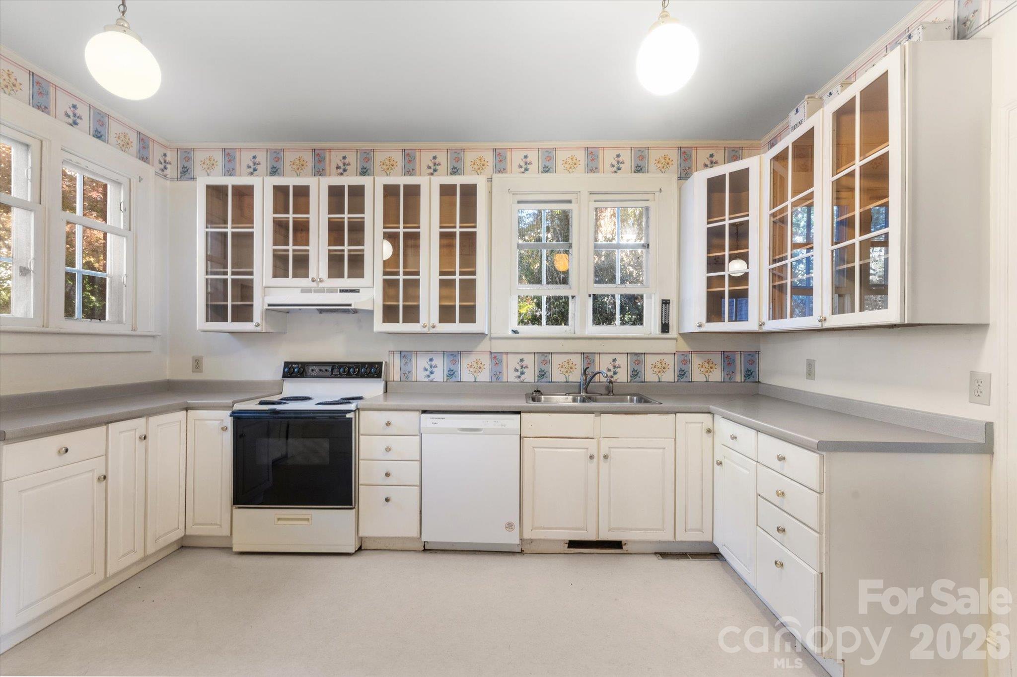 Single Family Residence at 1527 Druid Hills Avenue, Hendersonville, photo 11 of 30