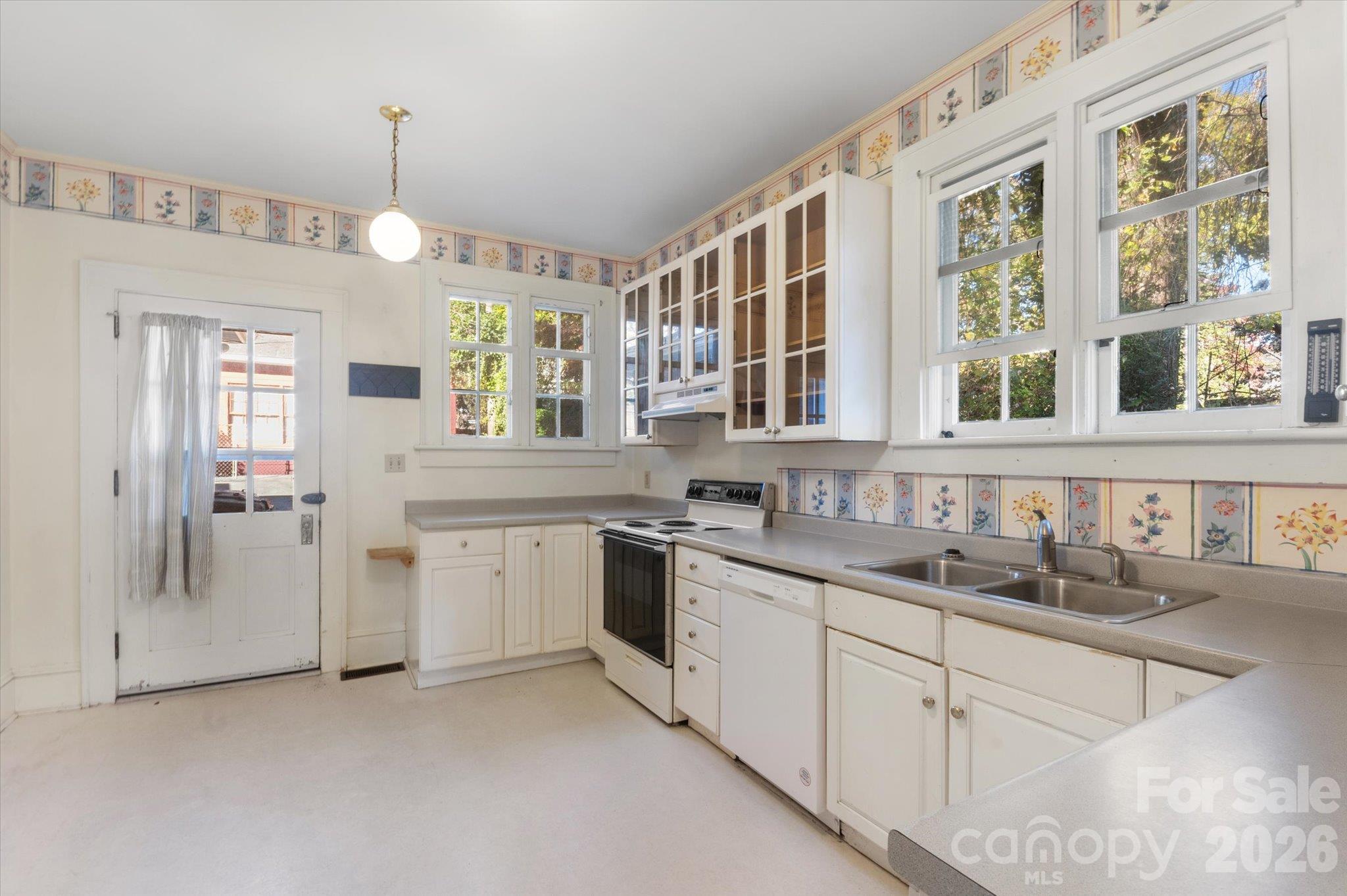 Single Family Residence at 1527 Druid Hills Avenue, Hendersonville, photo 12 of 30