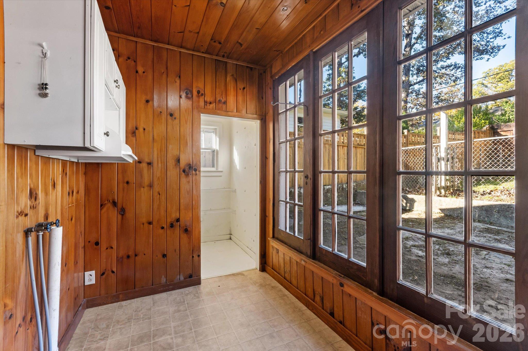 Laundry/sitting room attached to master bedroom - 1527 Druid Hills Avenue, Hendersonville
