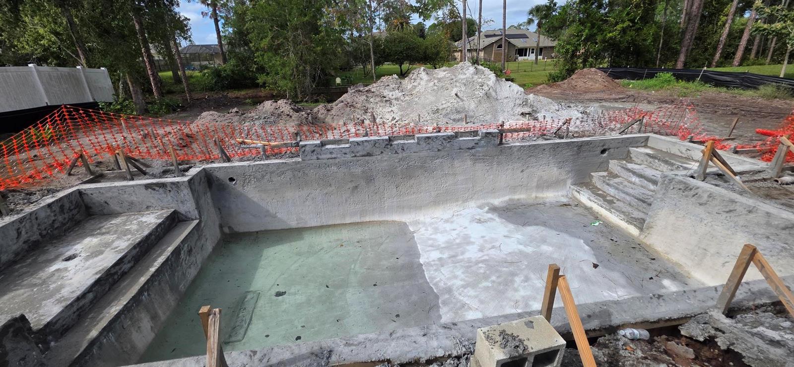 Sheer wall with triple waterfall feature - 163 BRIDGEHAVEN DR, PALM COAST
