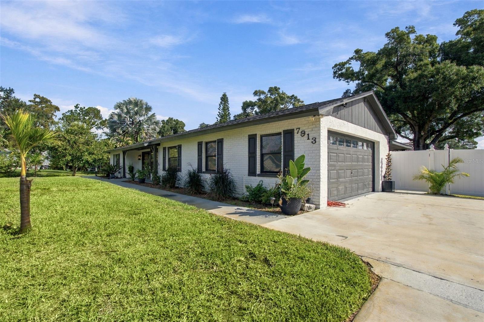 Single Family Residence at 7913 FLOWERFIELD DR, TAMPA, photo 4 of 100