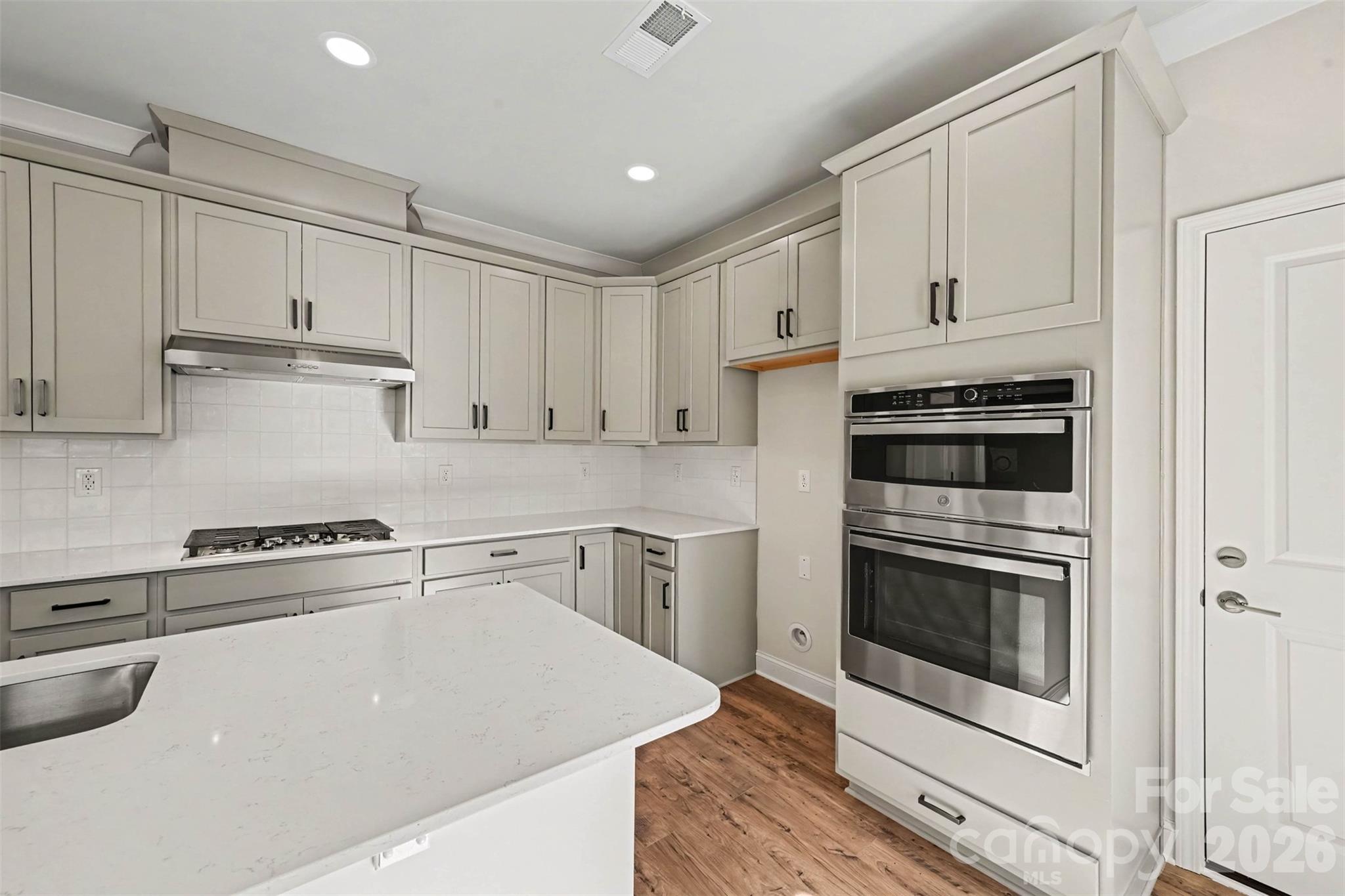 Gourmet kitchen with gas cooktop and built-ins - 10225 Rainier Trail Drive NW, Huntersville