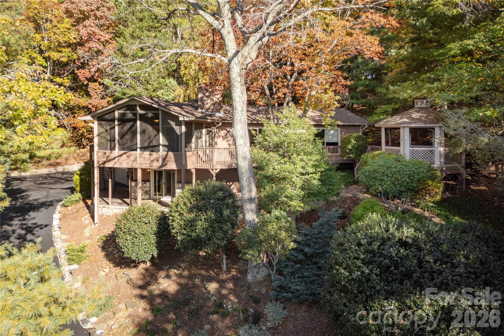 Beautiful 'tree house' in the mountains - 20 Wild Cherry Drive, Mills River
