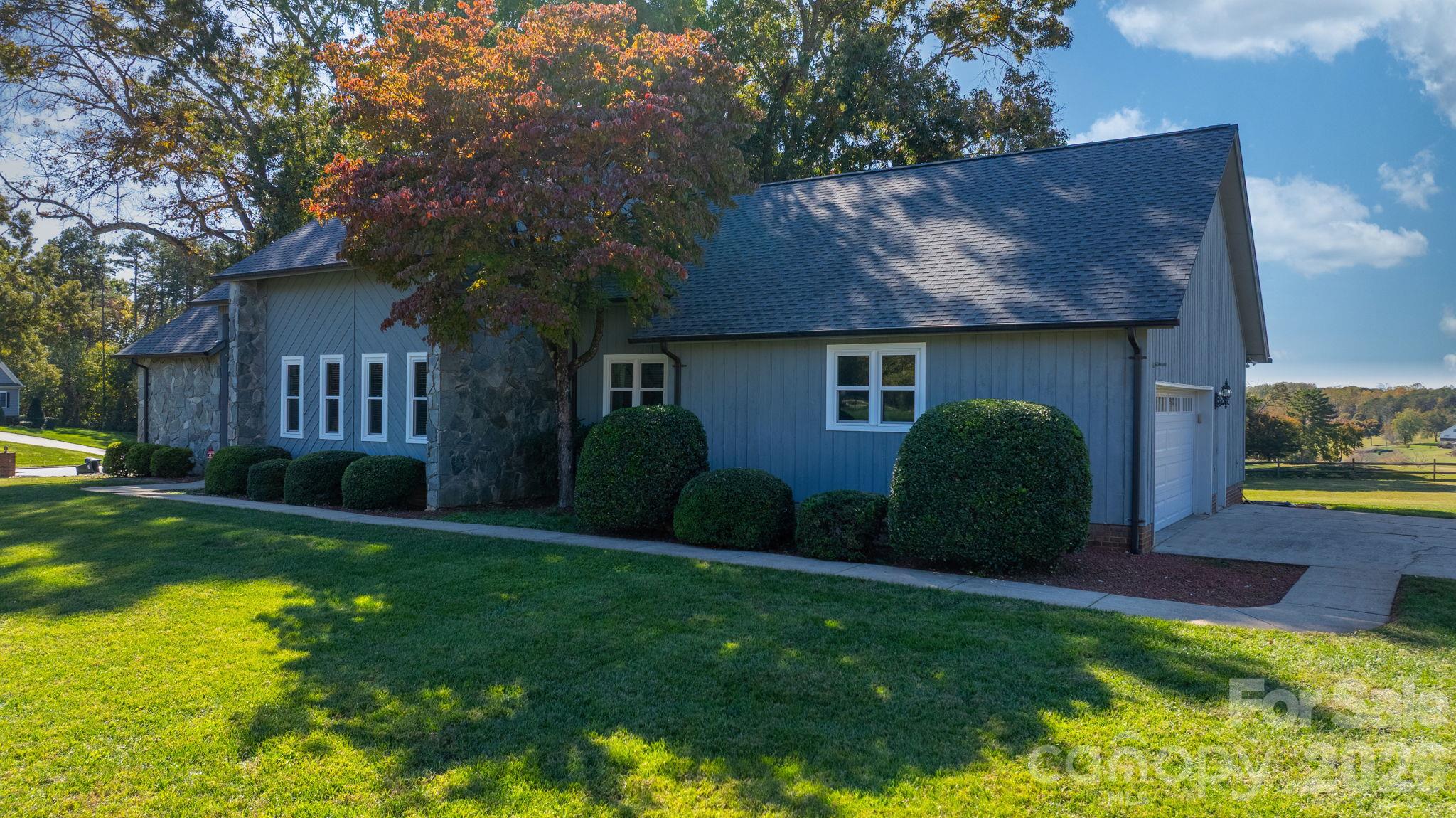 Single Family Residence at 4056 Shadowood Lane, Hickory, photo 2 of 48