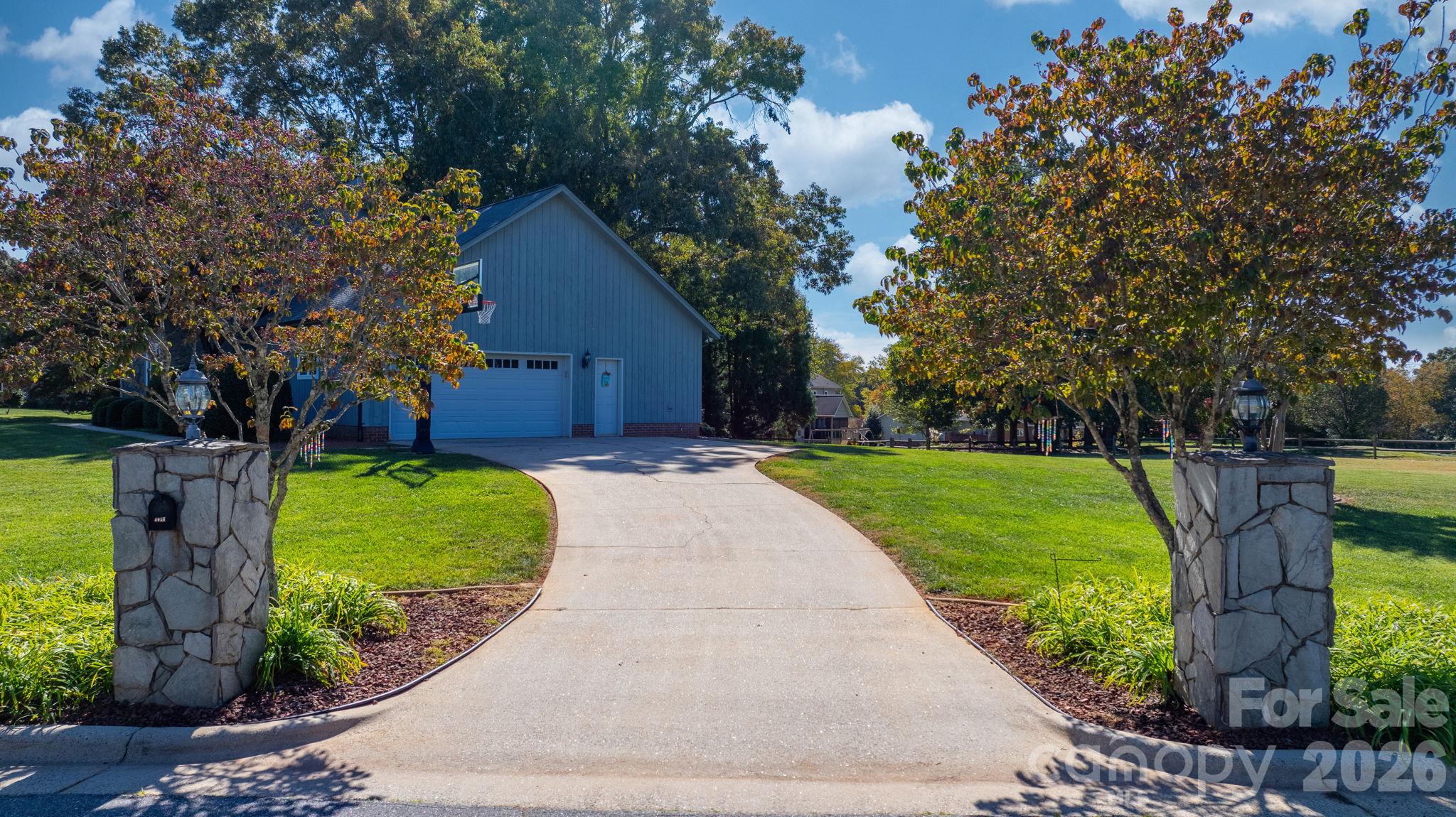 Single Family Residence at 4056 Shadowood Lane, Hickory, photo 3 of 48