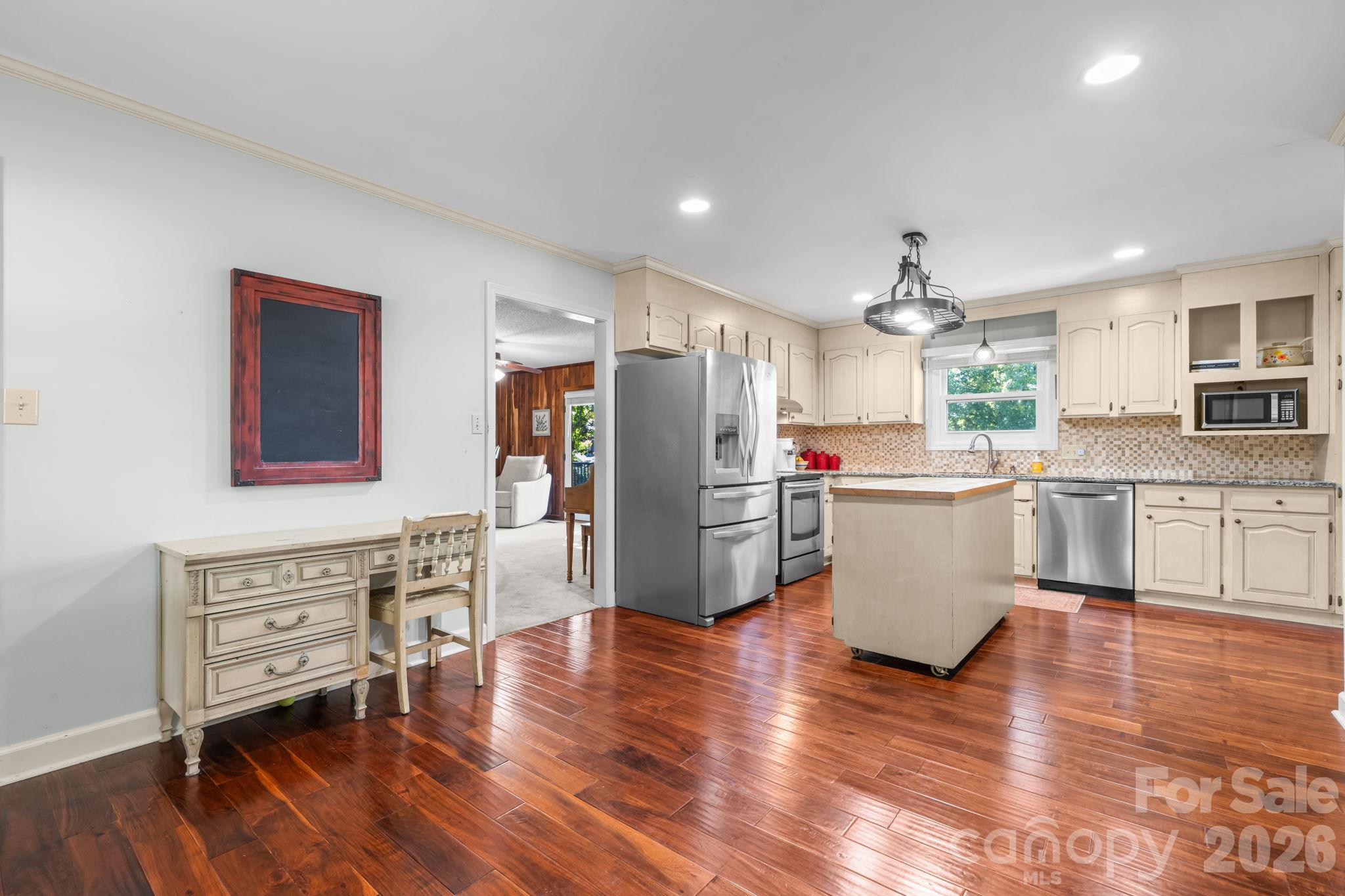 Single Family Residence at 4056 Shadowood Lane, Hickory, photo 9 of 48