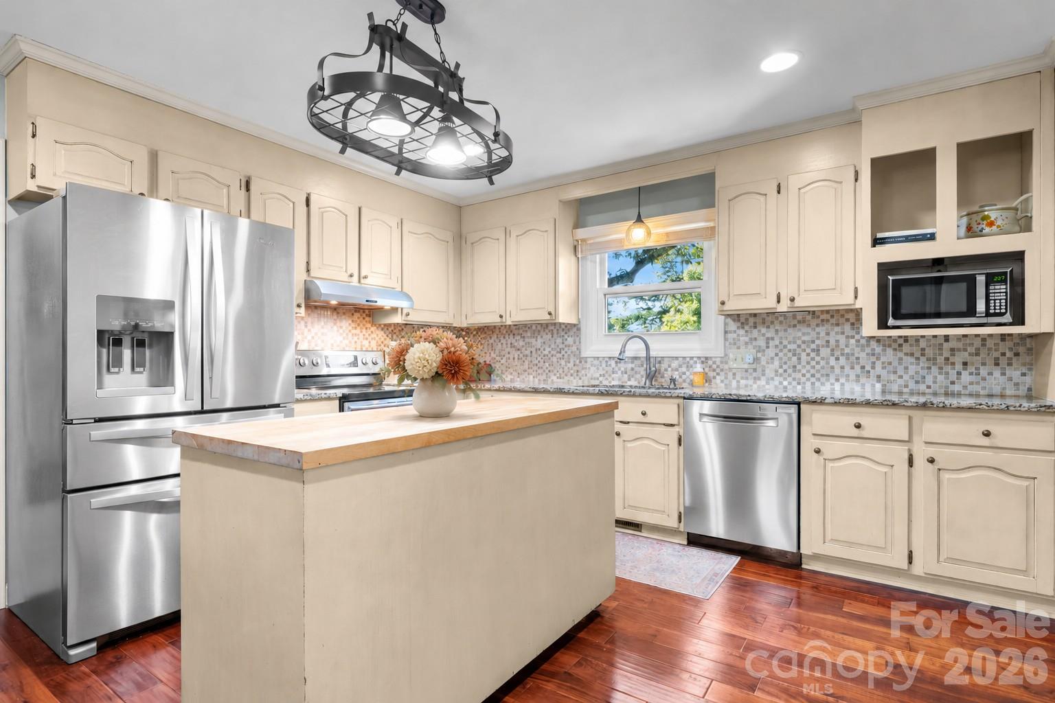 Single Family Residence at 4056 Shadowood Lane, Hickory, photo 10 of 48
