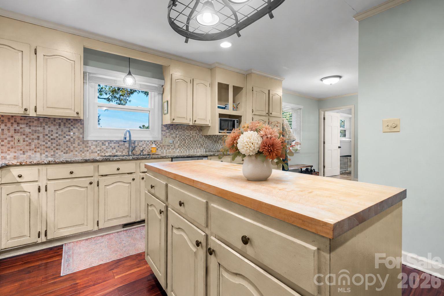 Single Family Residence at 4056 Shadowood Lane, Hickory, photo 11 of 48
