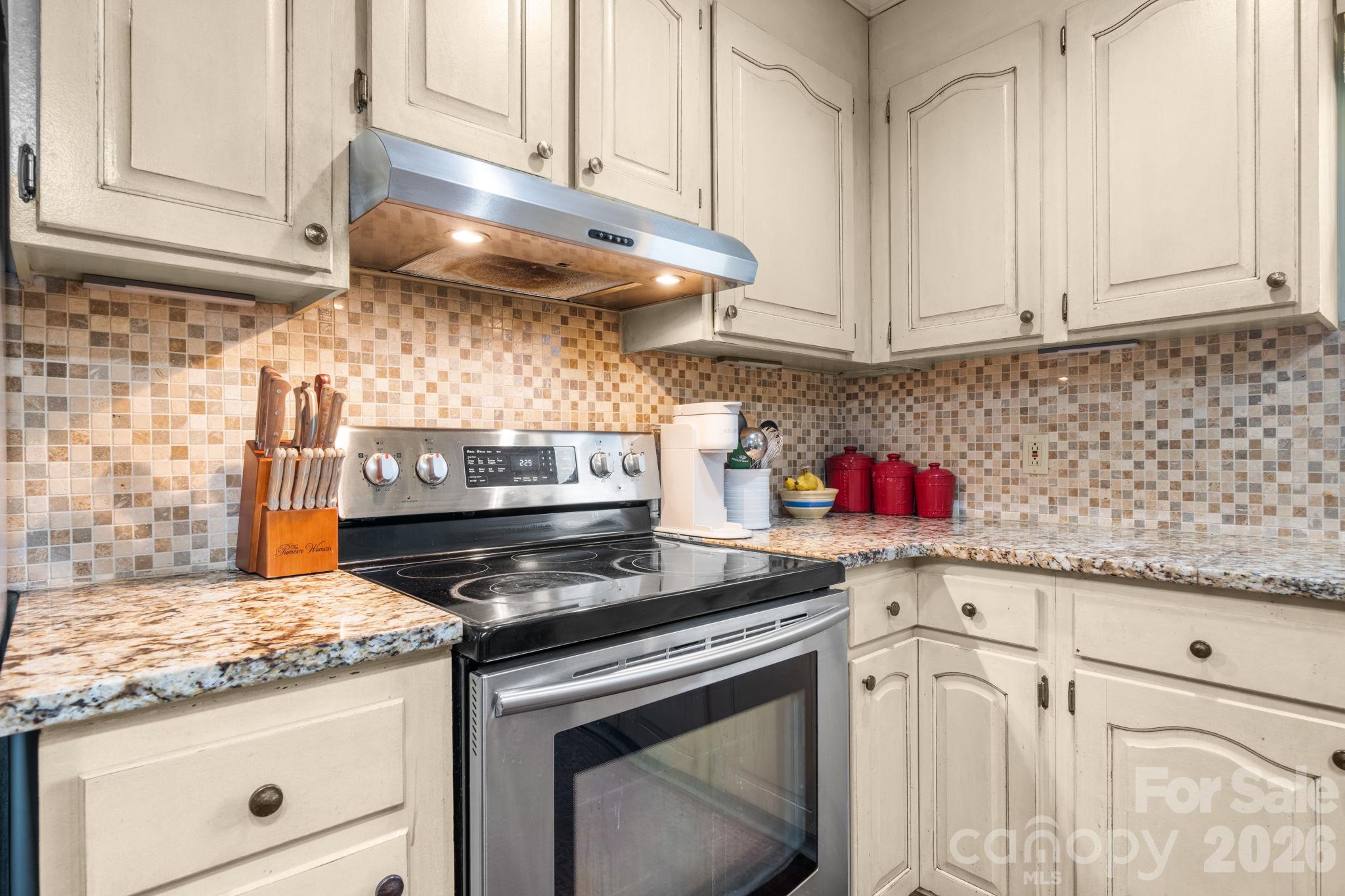 Single Family Residence at 4056 Shadowood Lane, Hickory, photo 12 of 48