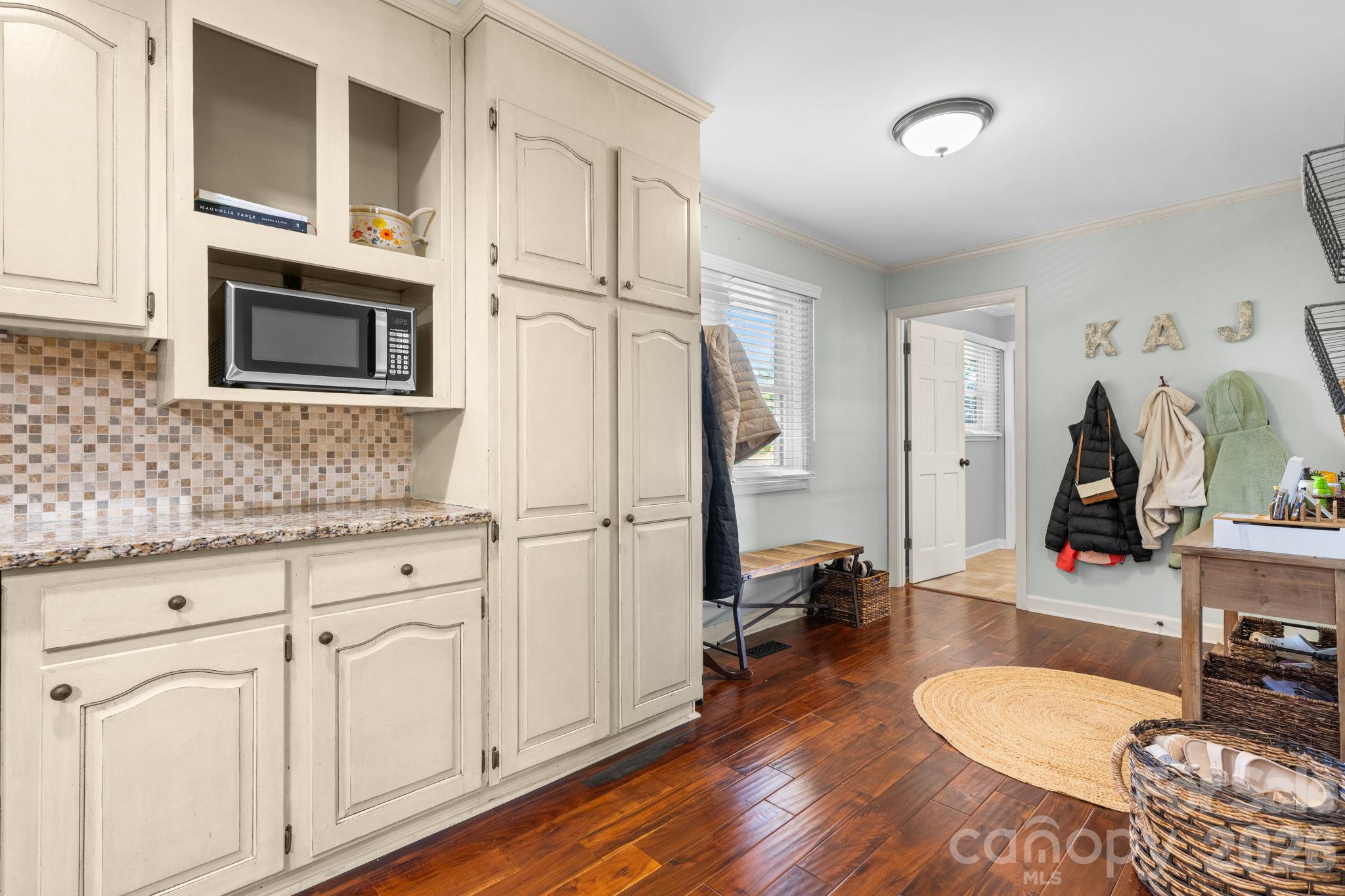 Single Family Residence at 4056 Shadowood Lane, Hickory, photo 13 of 48
