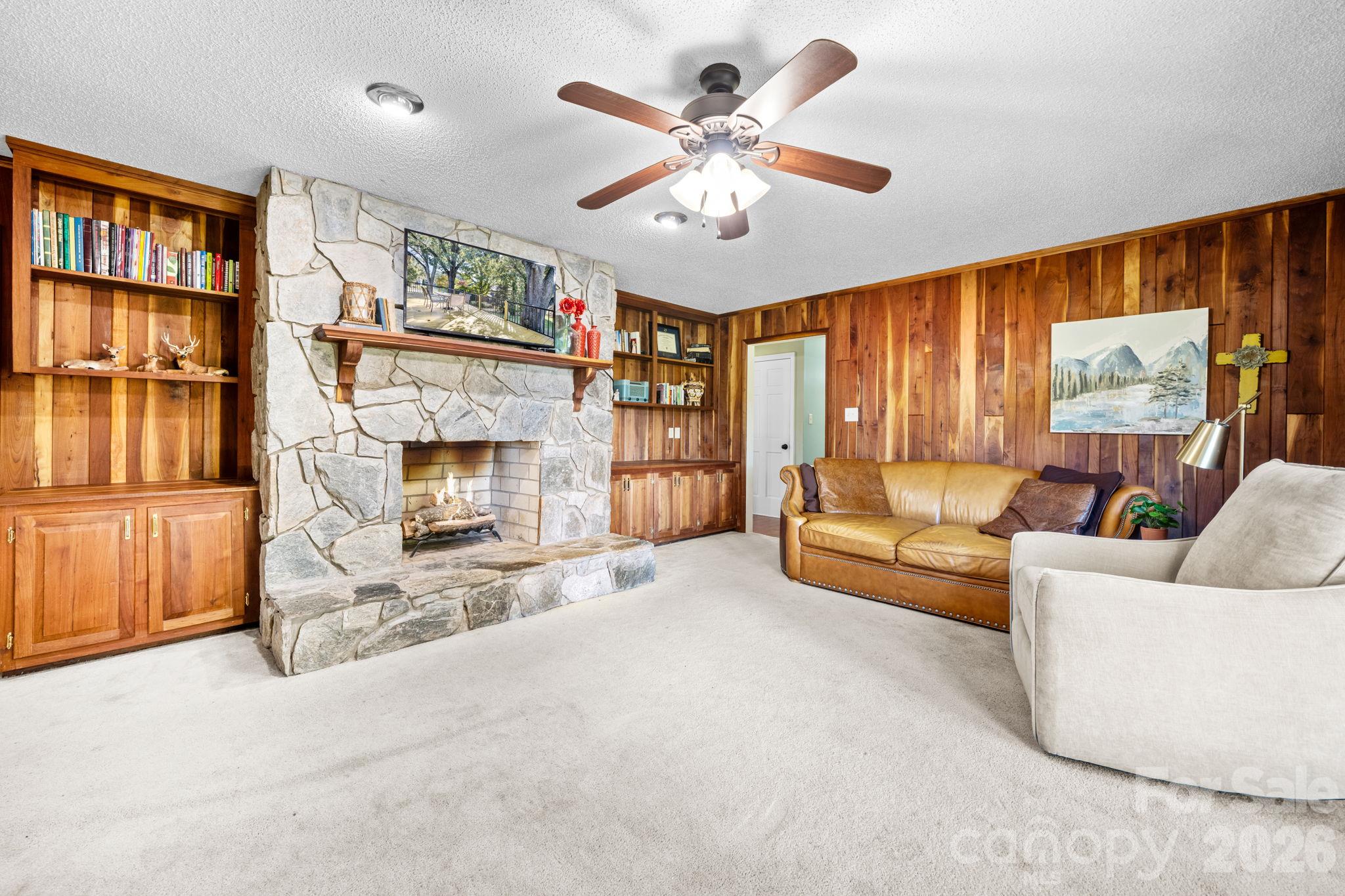 Single Family Residence at 4056 Shadowood Lane, Hickory, photo 16 of 48