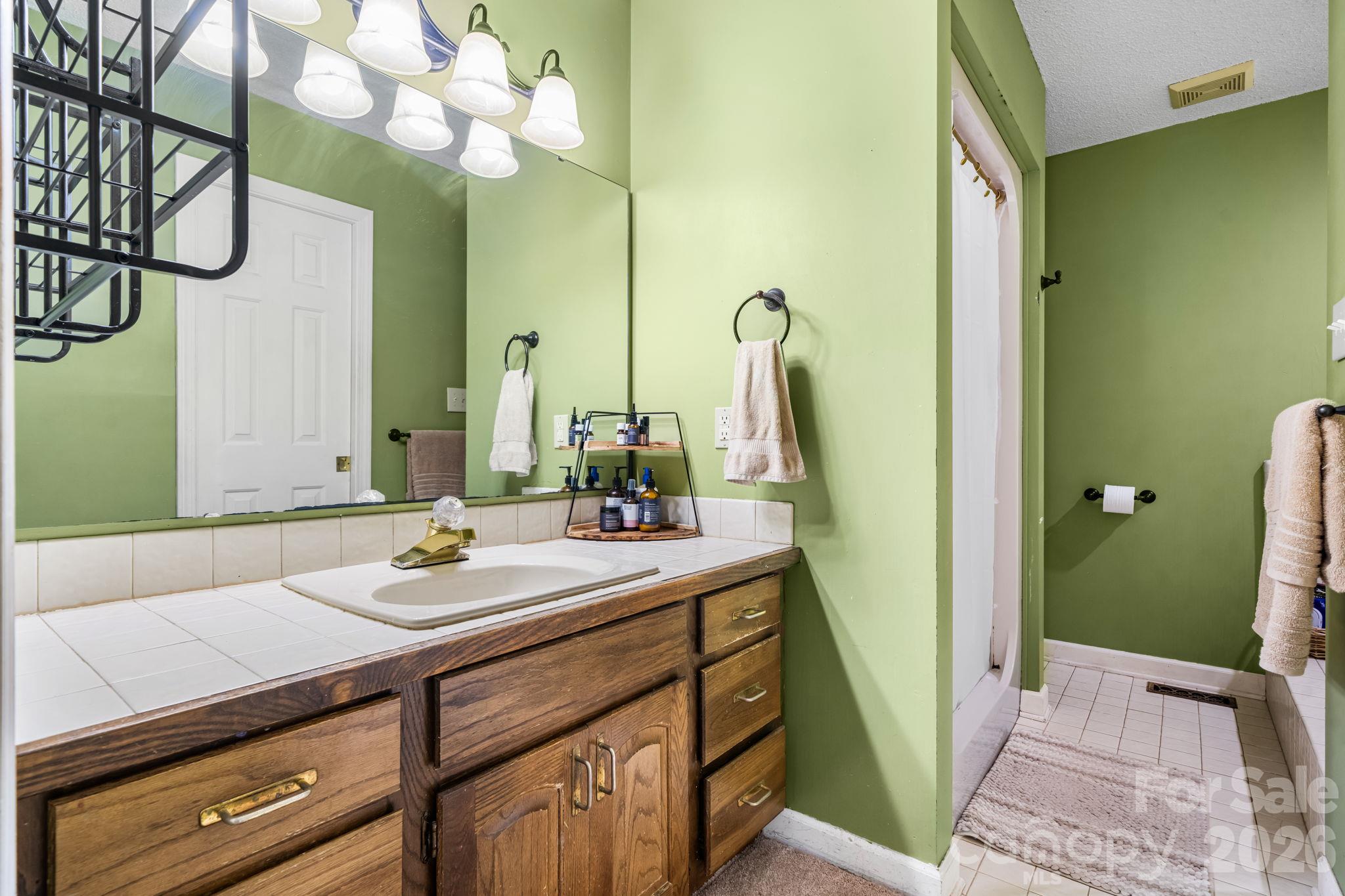 Single Family Residence at 4056 Shadowood Lane, Hickory, photo 24 of 48