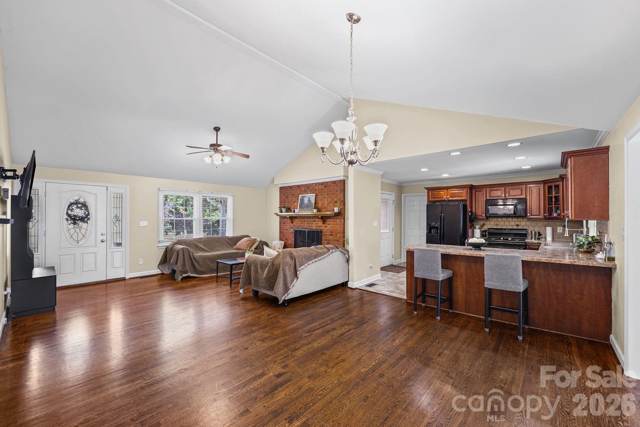 Single Family Residence at 380 Stratford Road, Lexington, photo 7 of 29