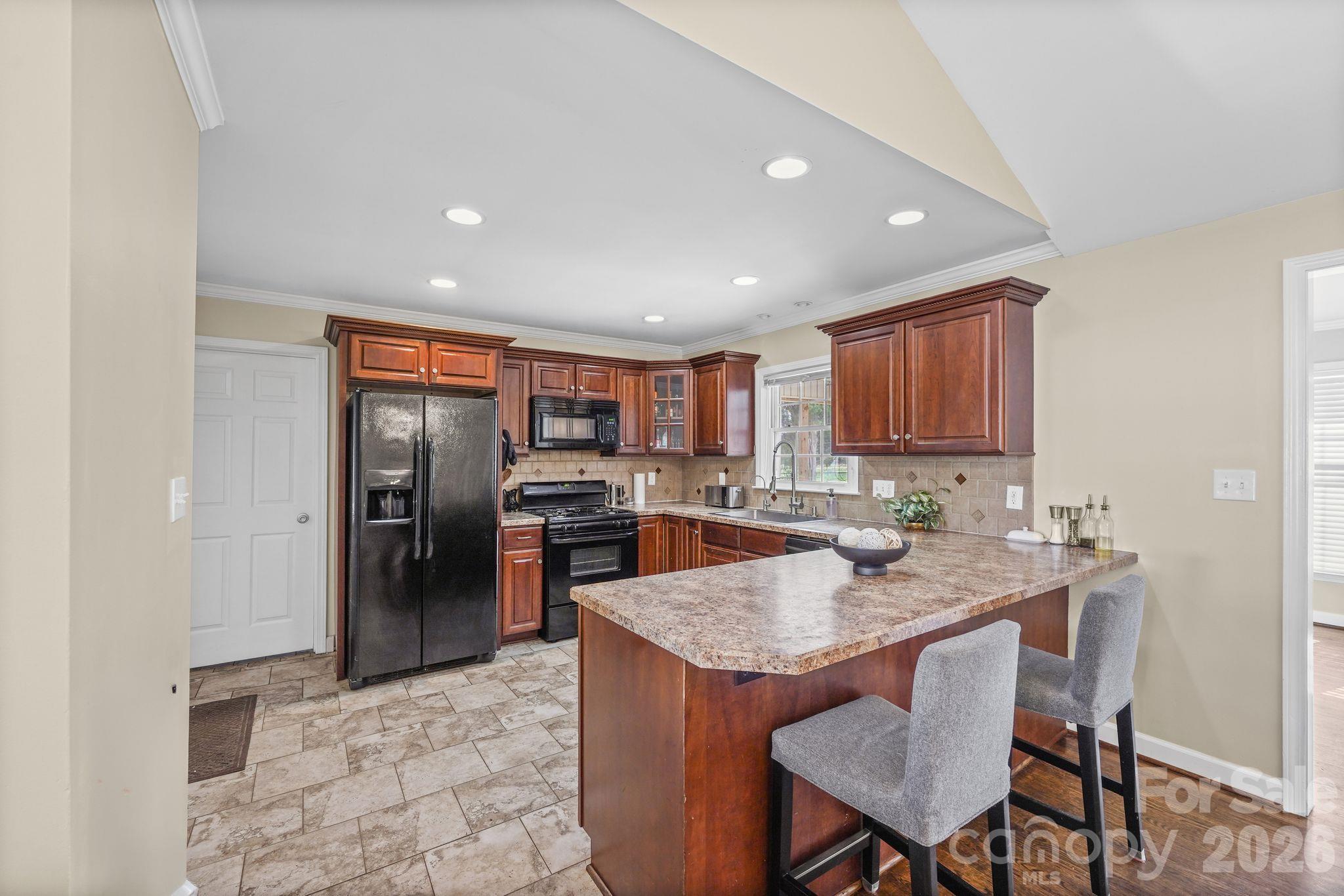 Single Family Residence at 380 Stratford Road, Lexington, photo 8 of 29